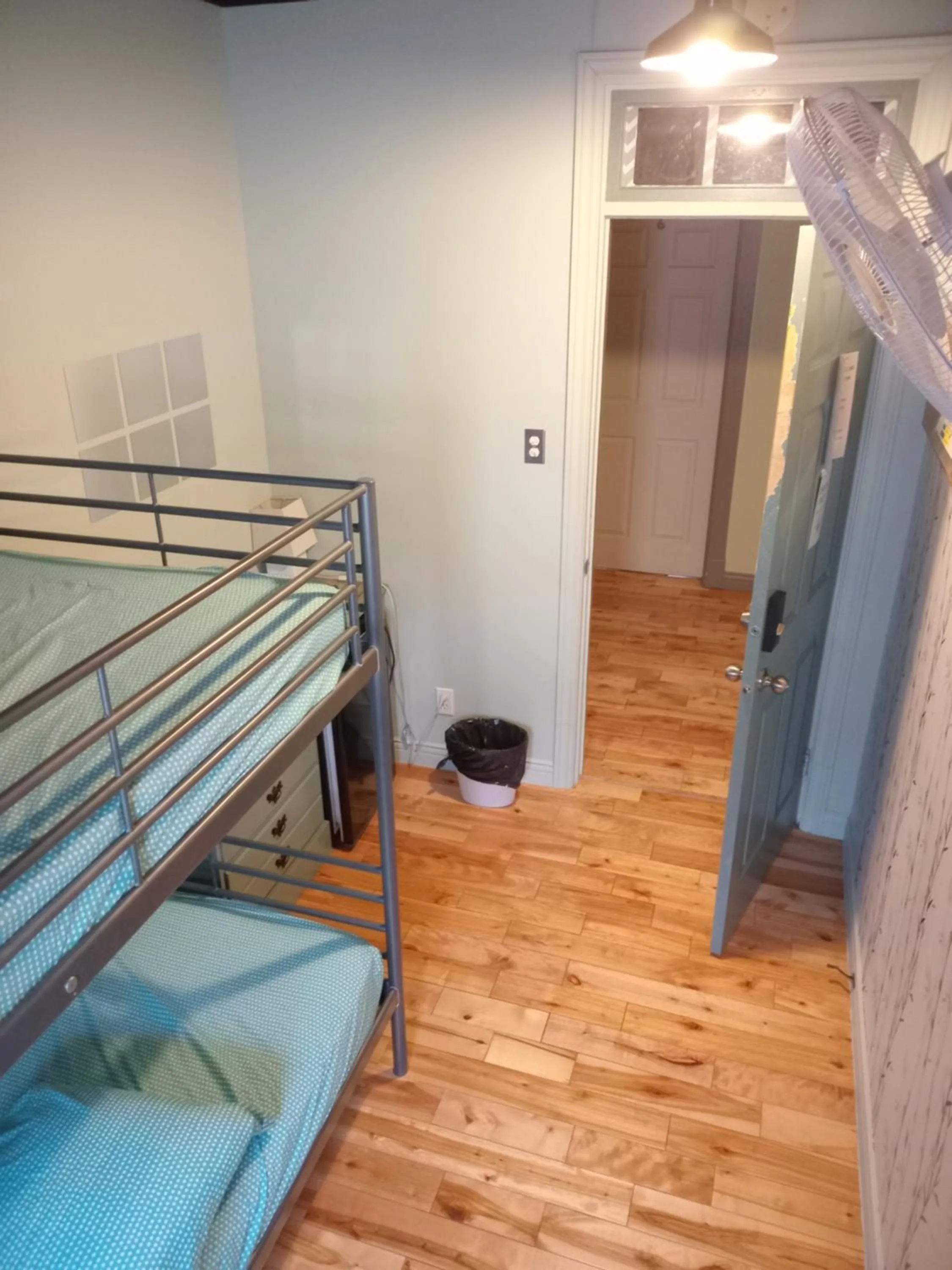 air conditioner, Bed in Auberge Jeunesse à Loulou