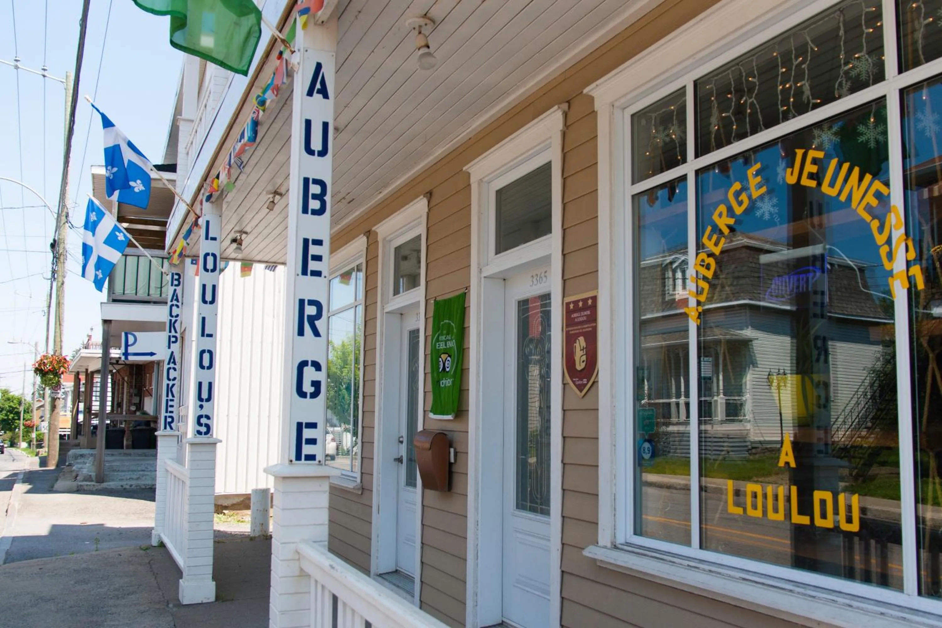 Facade/entrance in Auberge Jeunesse à Loulou