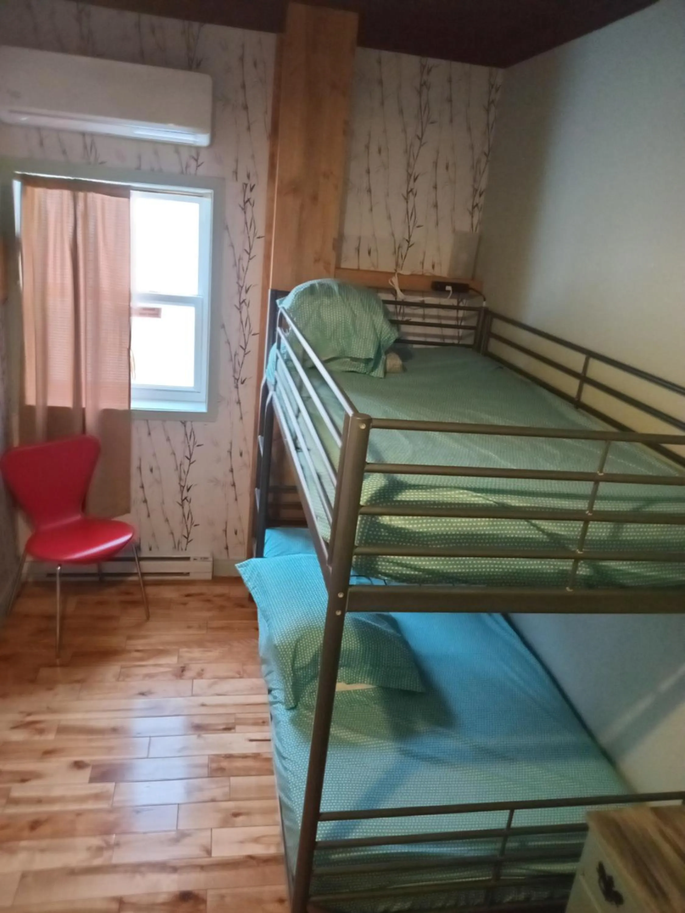 bunk bed, Bed in Auberge Jeunesse à Loulou