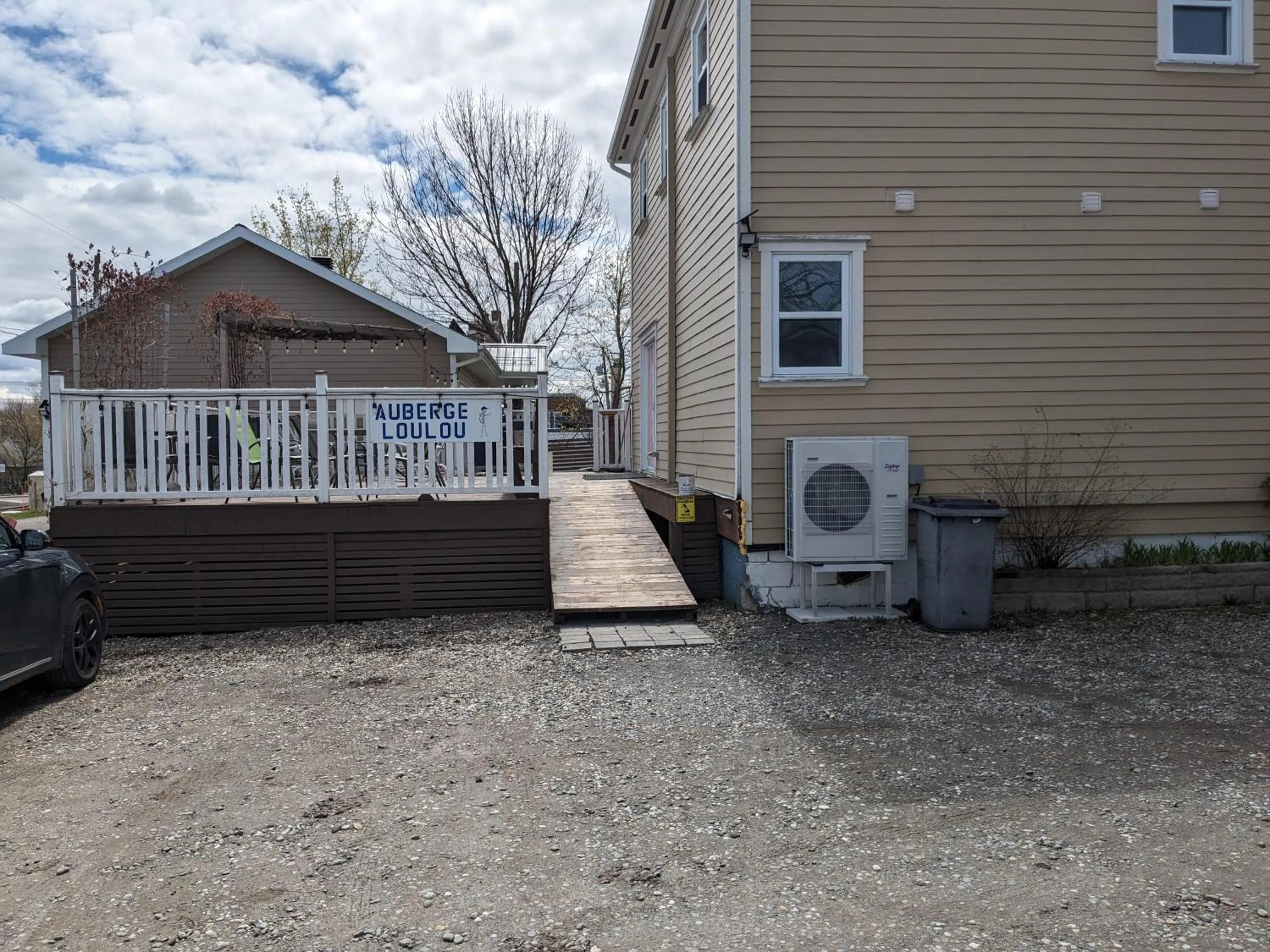 Parking in Auberge Jeunesse à Loulou