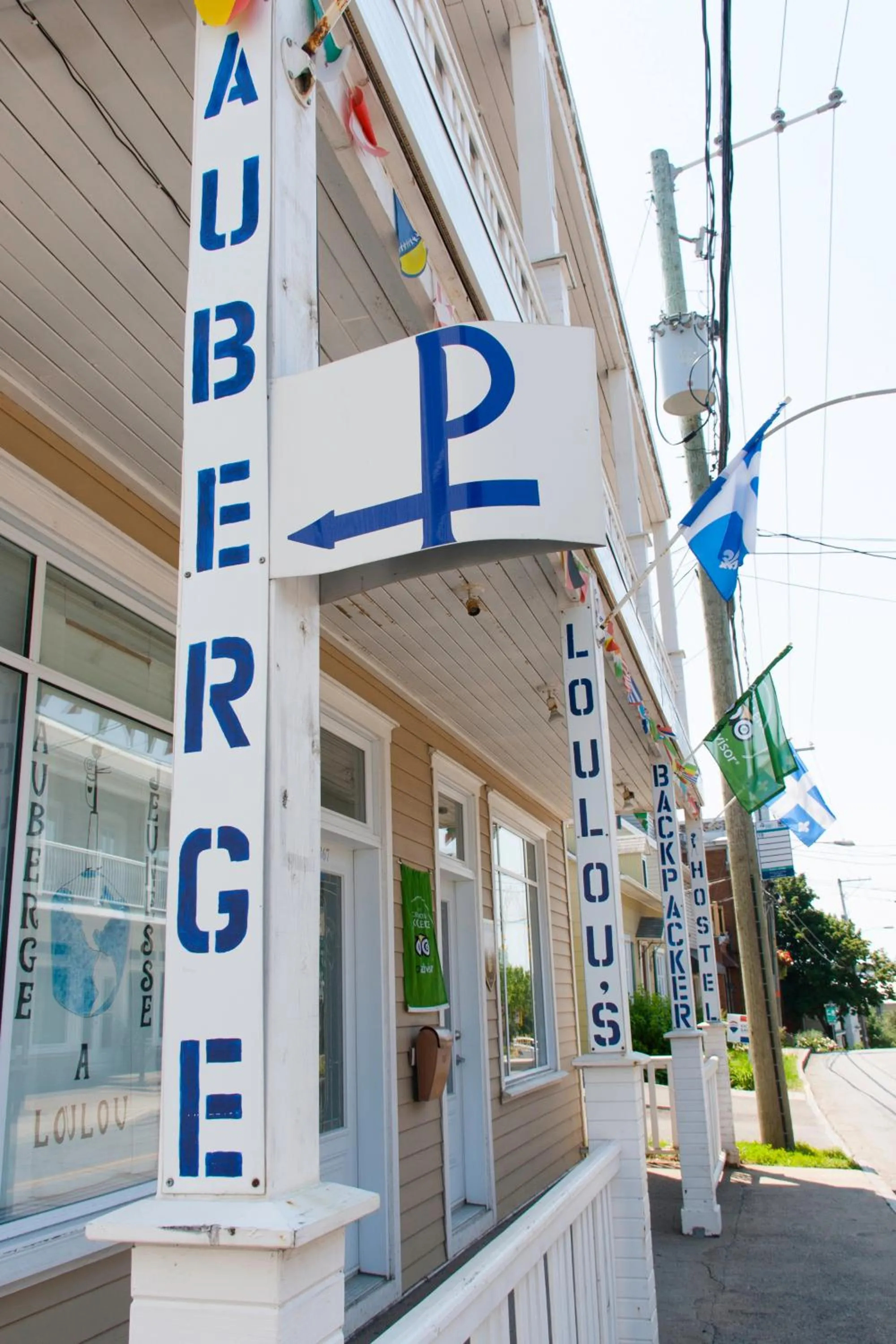 Parking in Auberge Jeunesse à Loulou