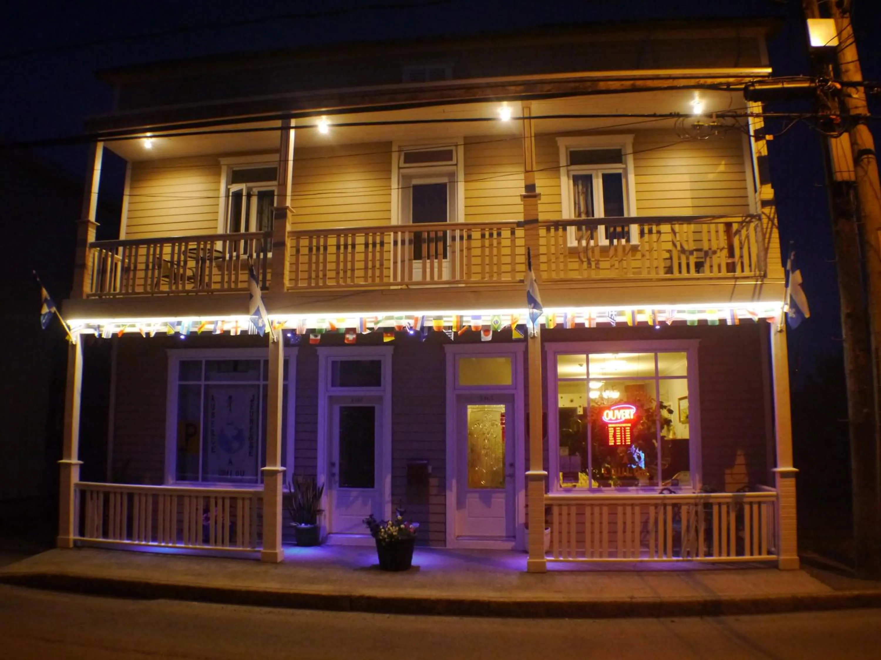 Property building in Auberge Jeunesse à Loulou