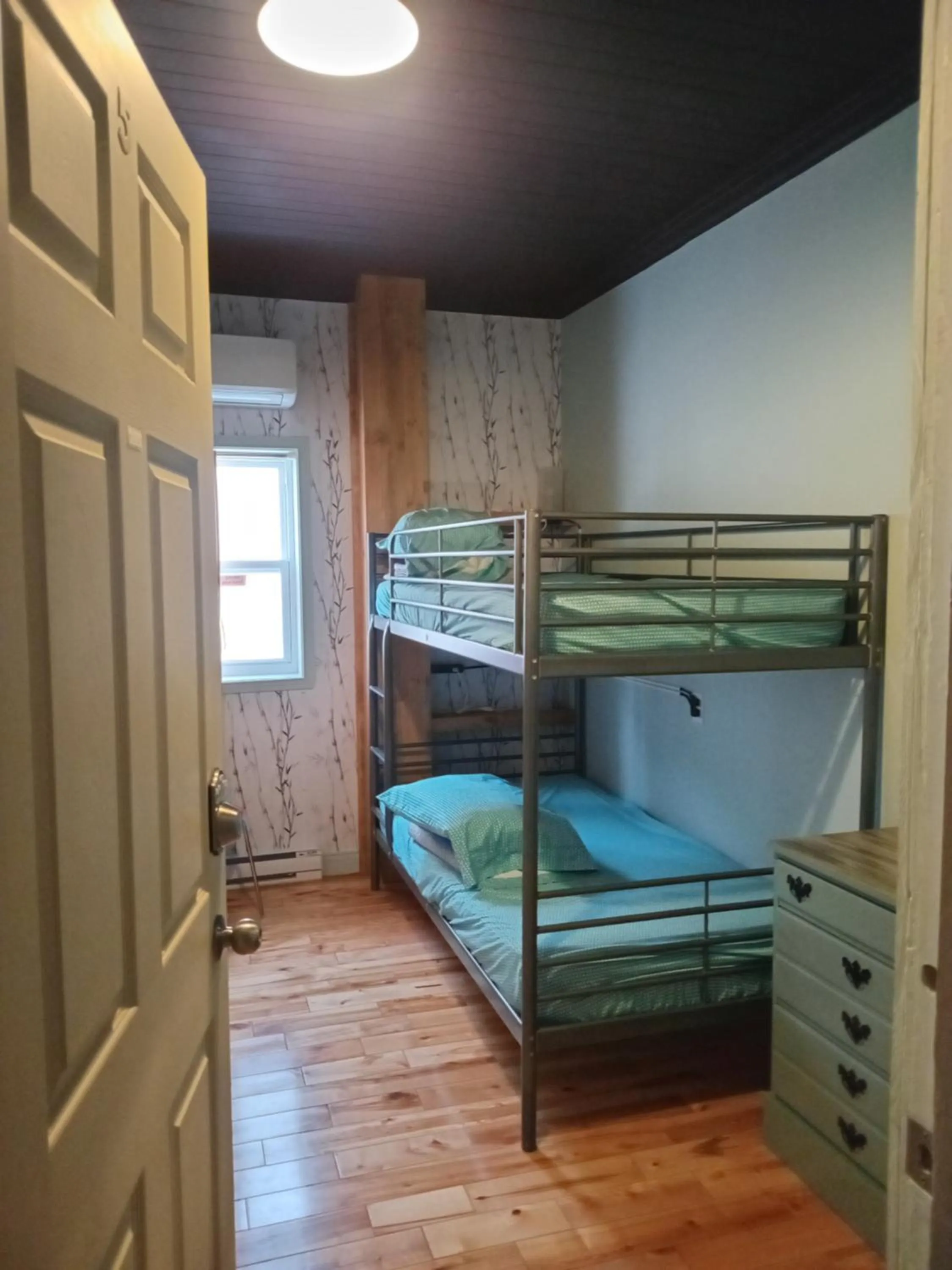 bunk bed, Bed in Auberge Jeunesse à Loulou