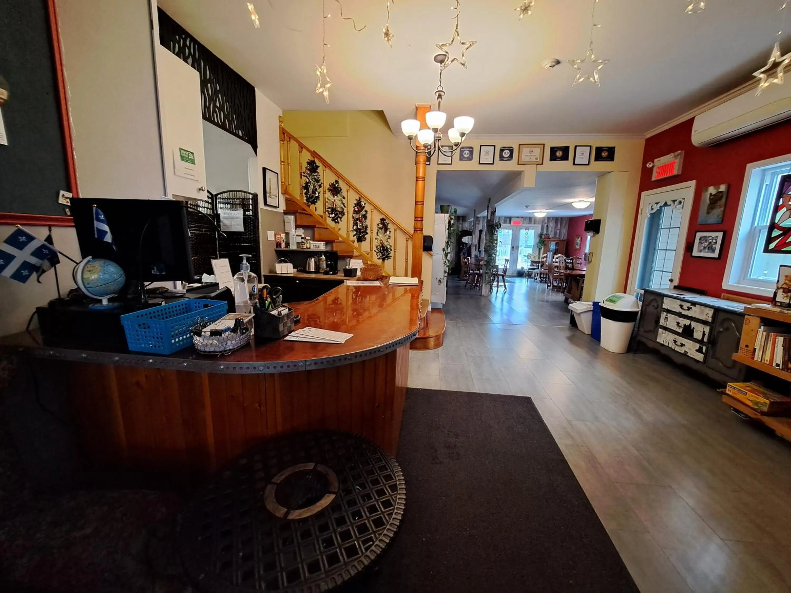 Communal lounge/ TV room in Auberge Jeunesse à Loulou