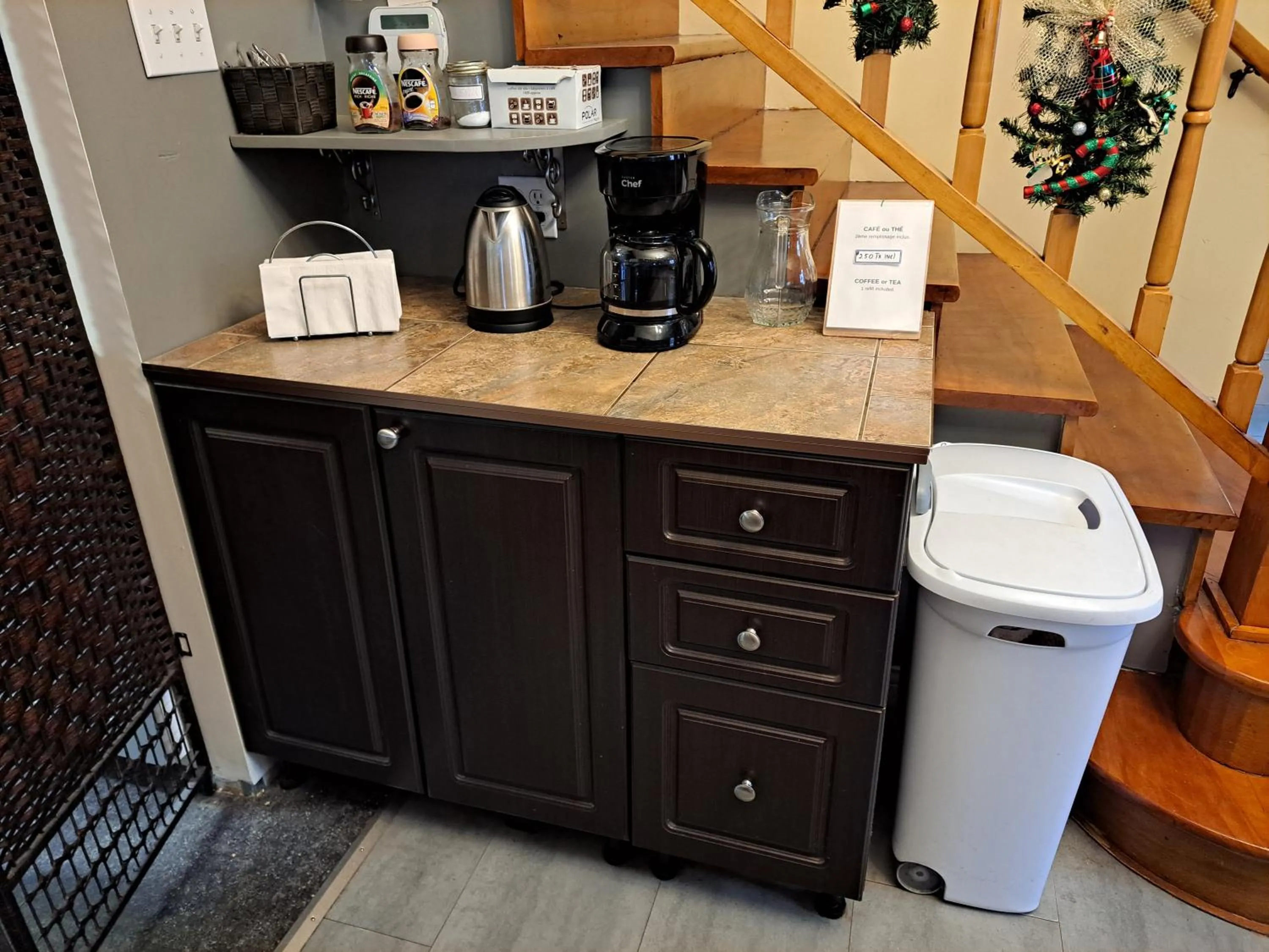 Coffee/tea facilities in Auberge Jeunesse à Loulou