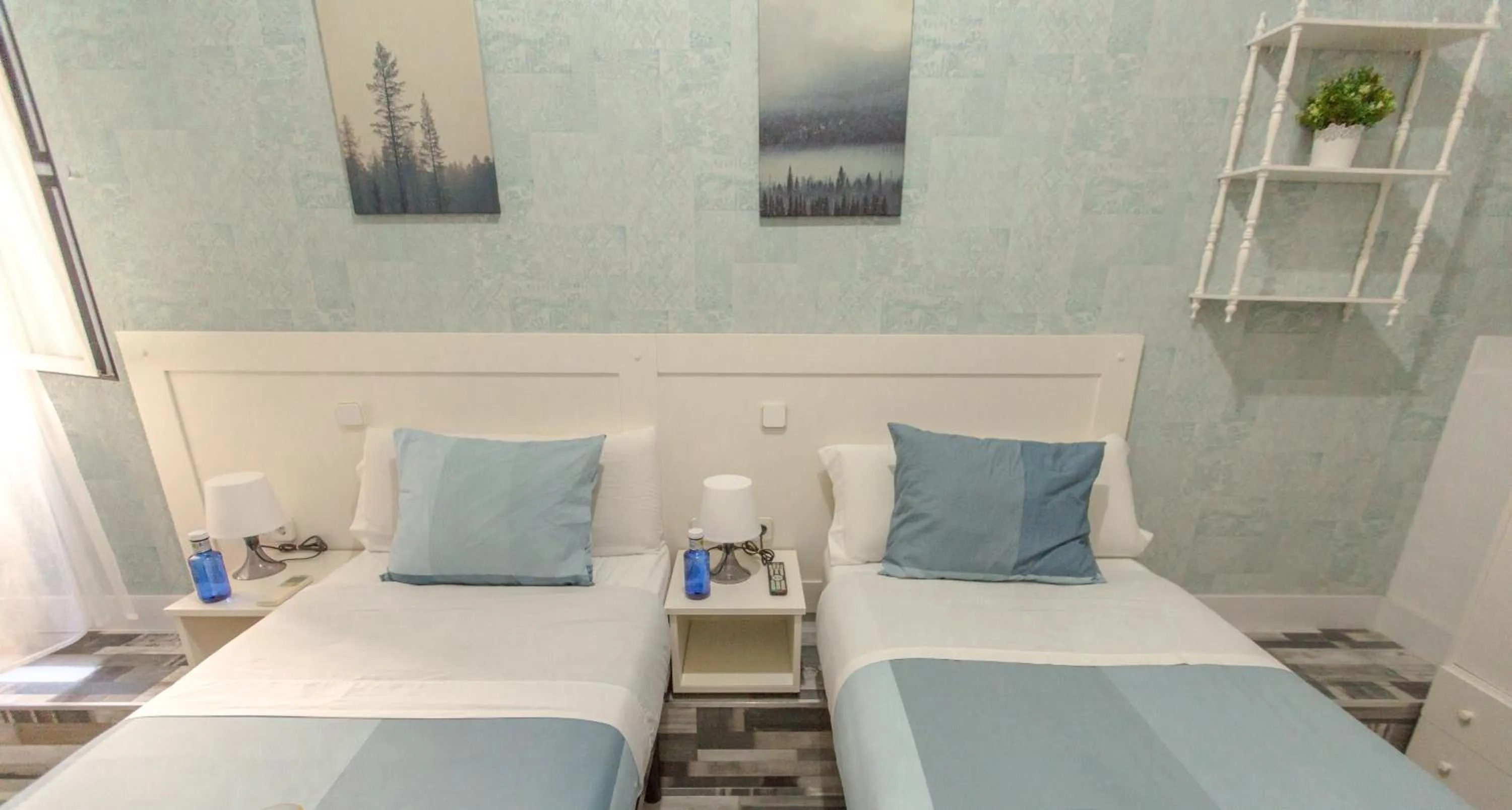 Photo of the whole room, Bed in Fuencarral Adeco