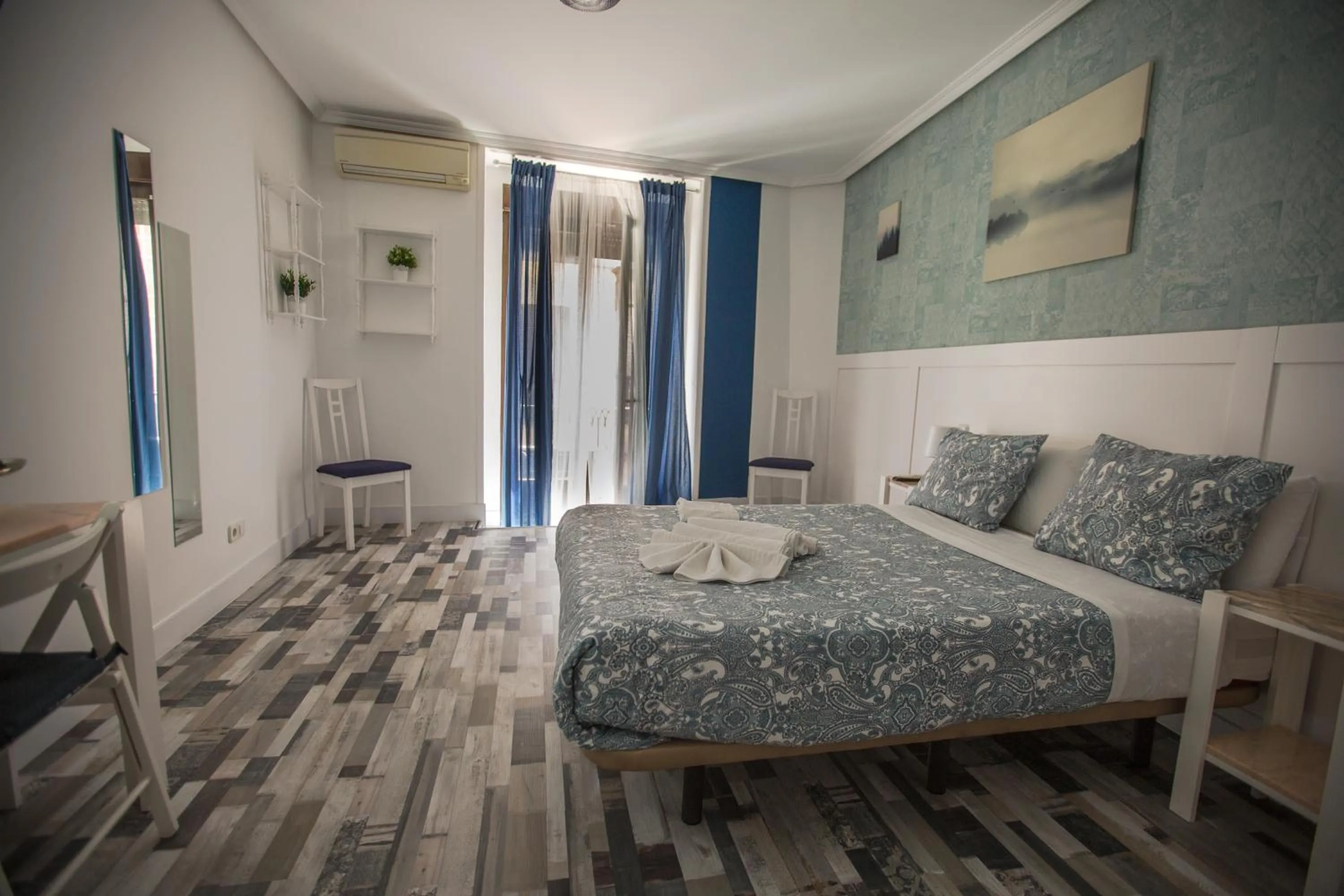 Photo of the whole room, Bed in Fuencarral Adeco