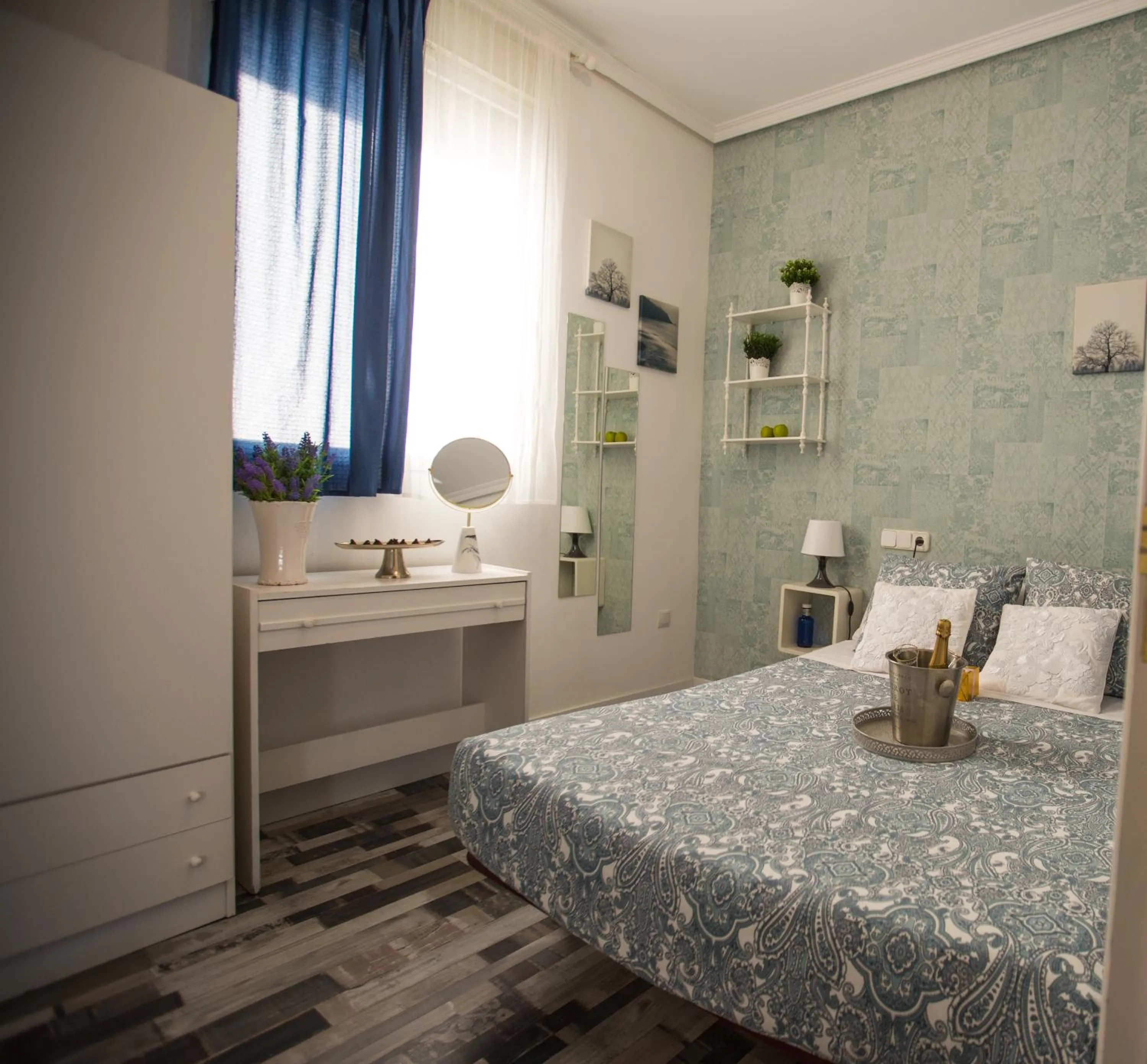 Photo of the whole room, Bed in Fuencarral Adeco