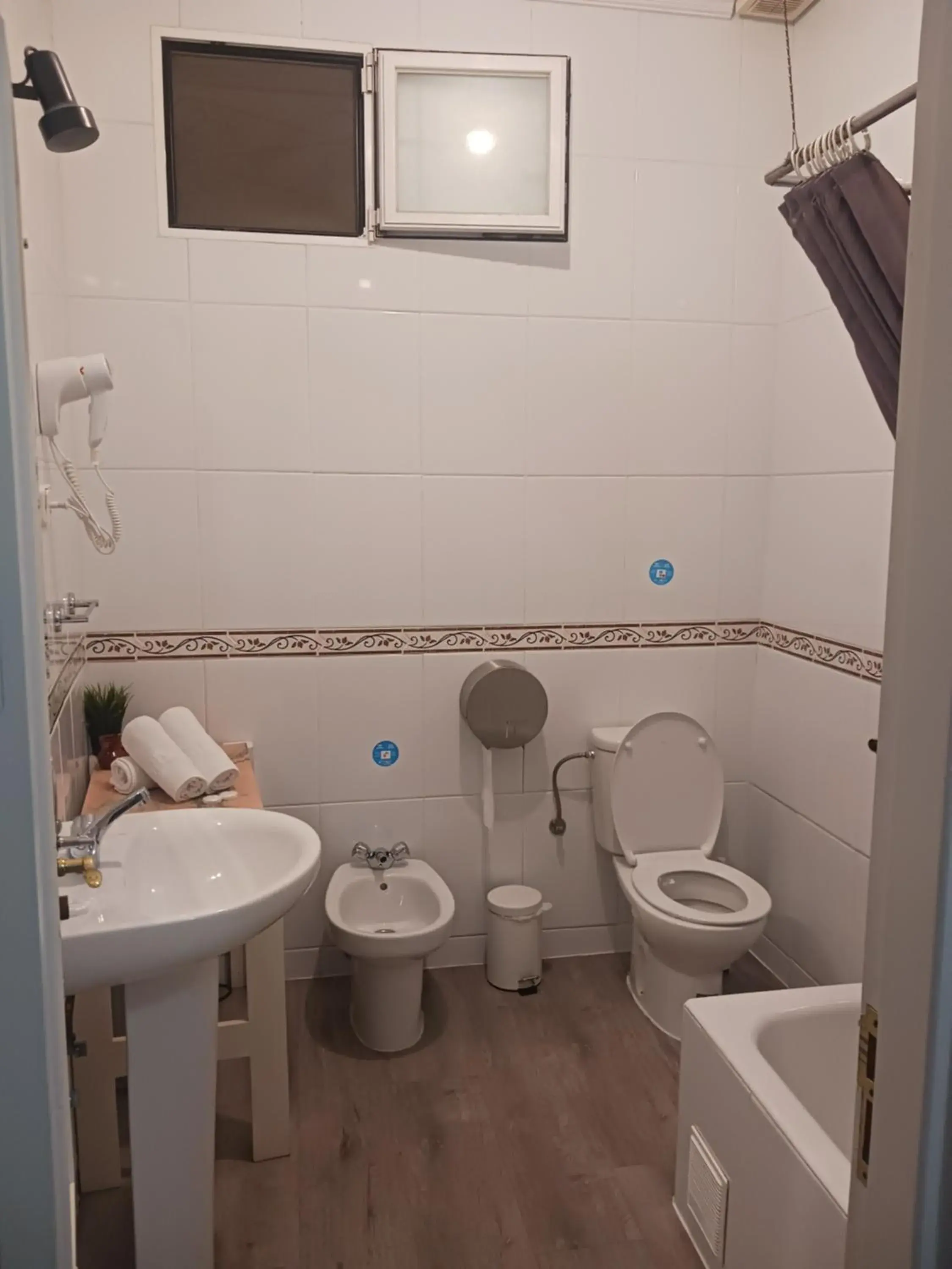 Small Double Room with Shared Bathroom in Fuencarral Adeco Small Double Room with Shared Bathroom in Fuencarral Adeco