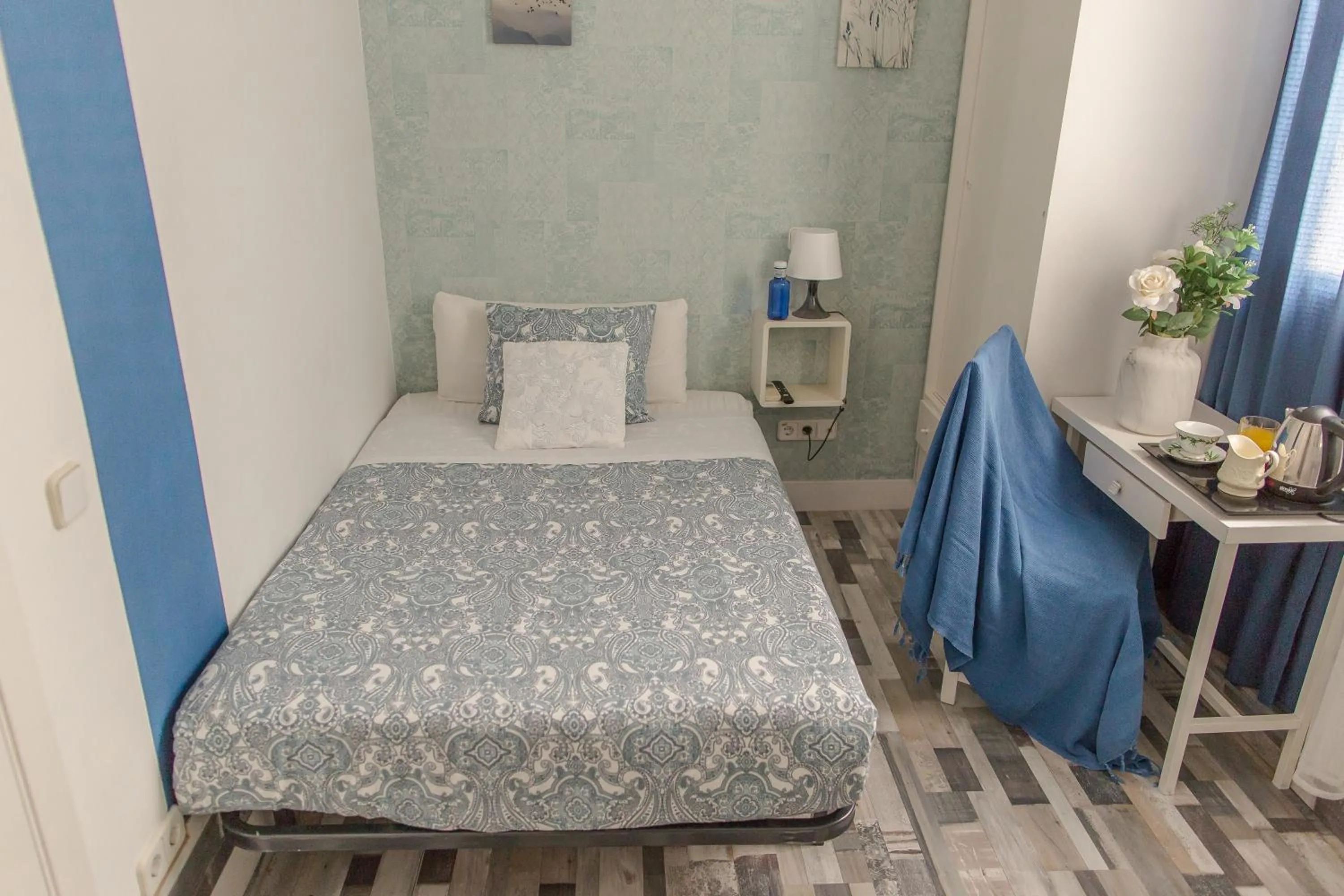 Photo of the whole room, Bed in Fuencarral Adeco