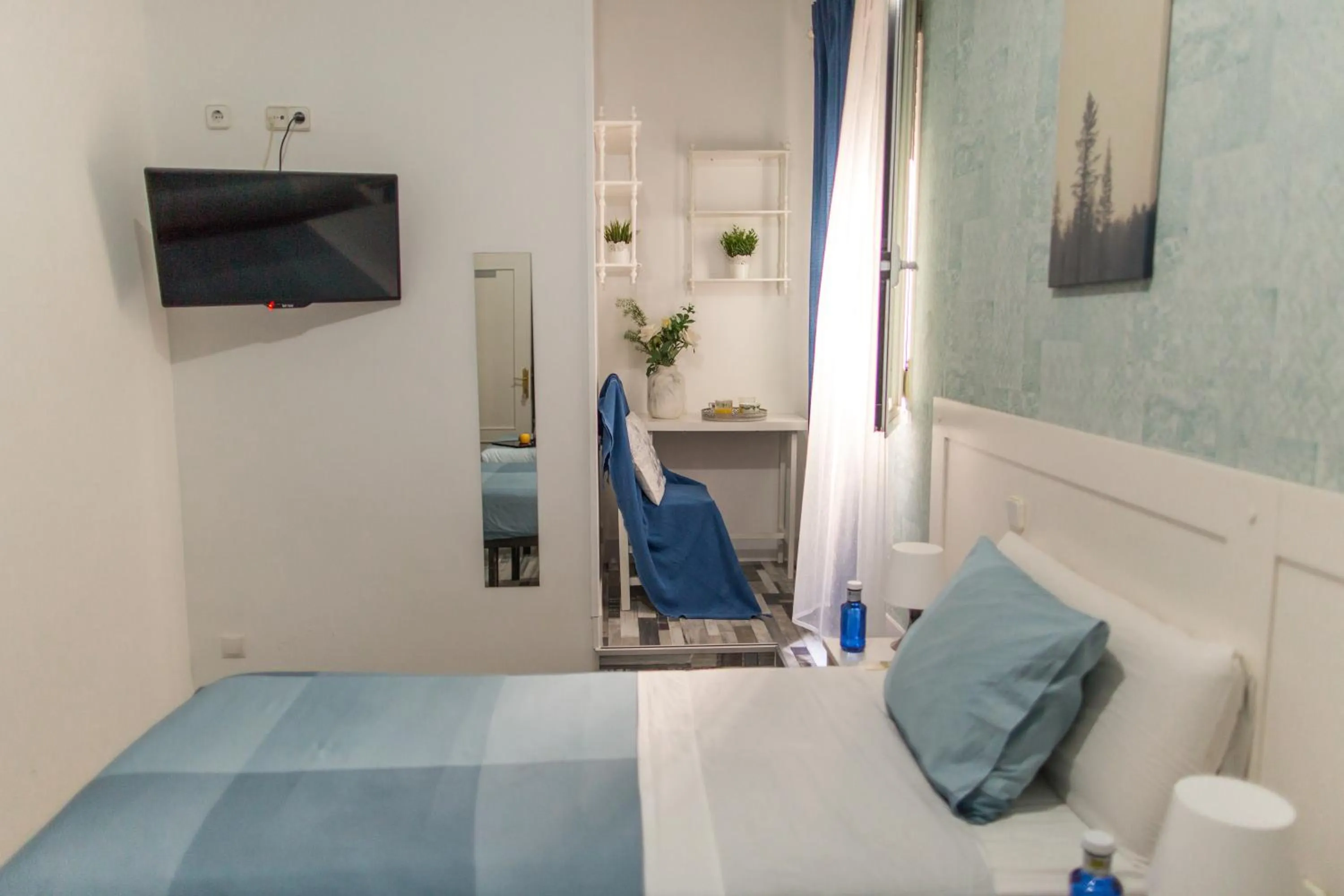 Photo of the whole room, Bed in Fuencarral Adeco