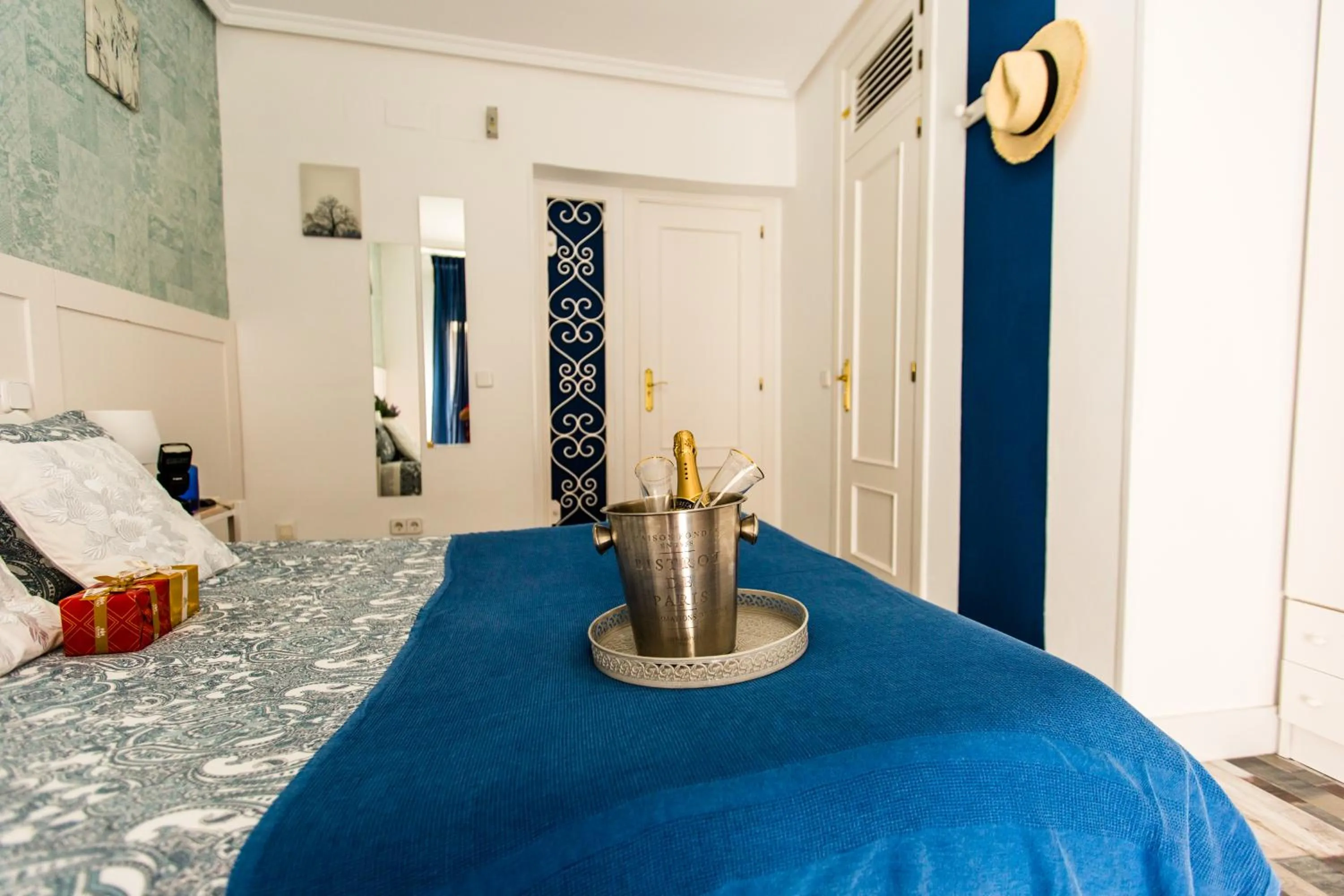 Photo of the whole room, Bed in Fuencarral Adeco