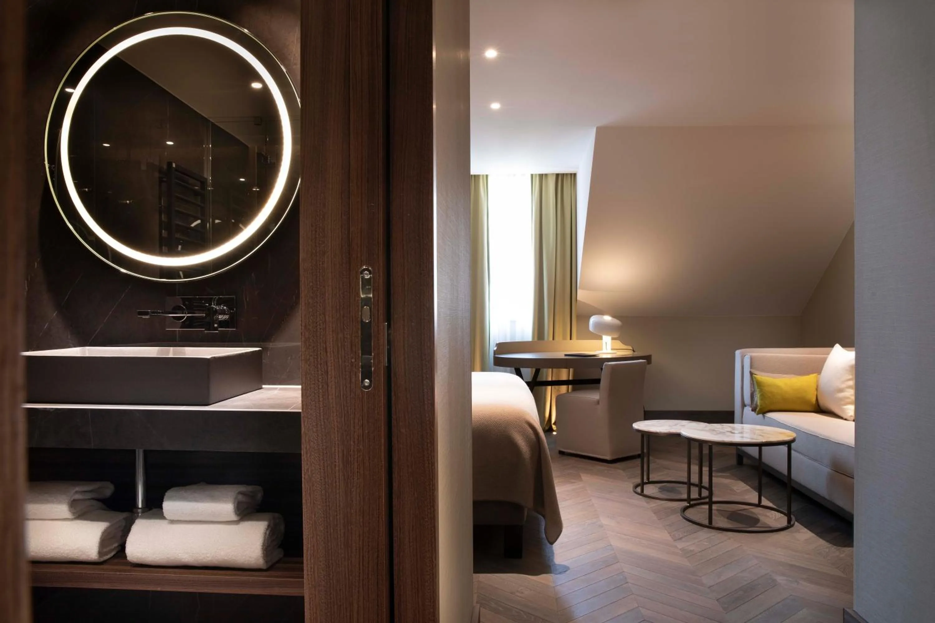 Bathroom, Bed in Hotel D Geneva