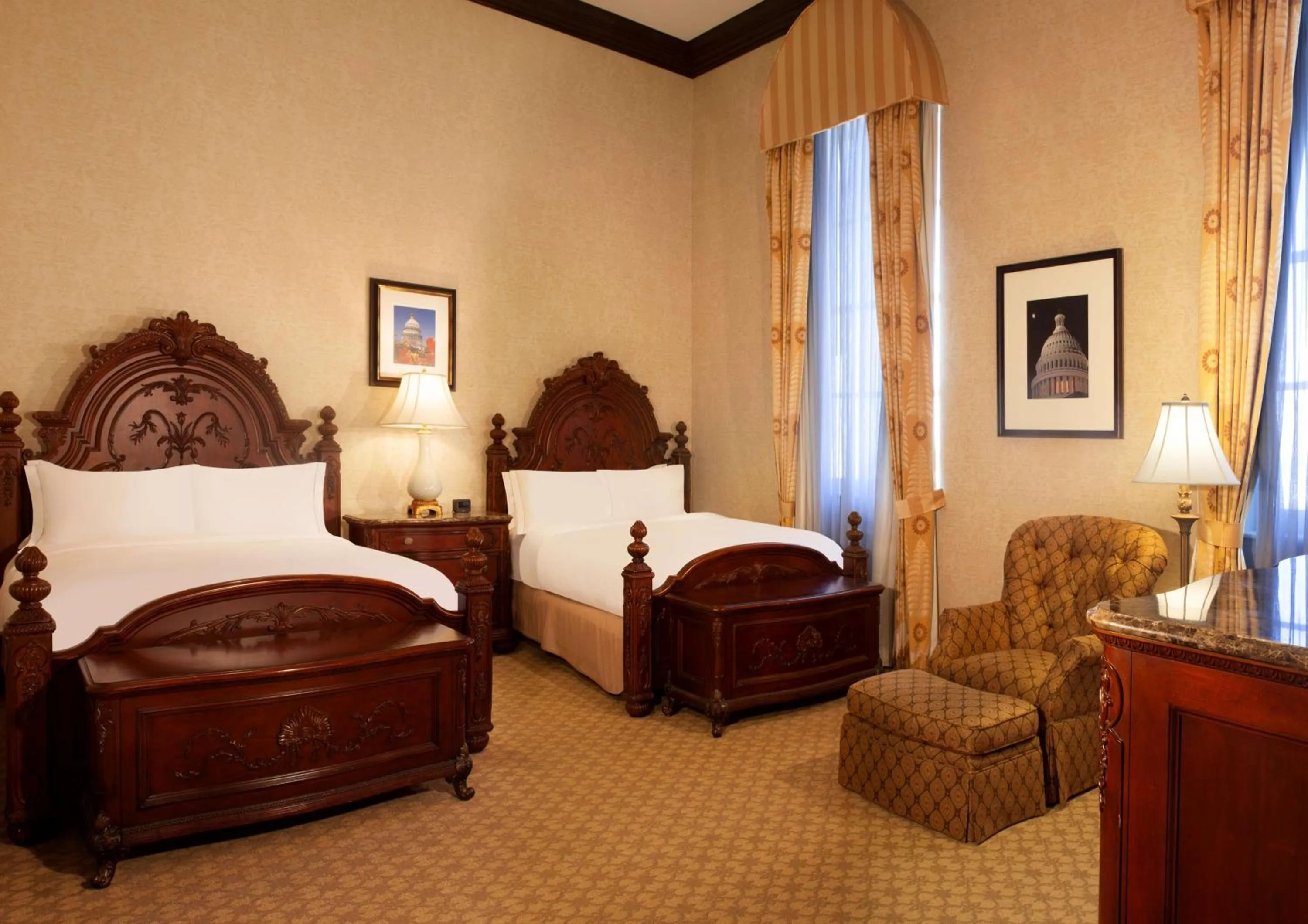 Living room, Bed in Hilton Fort Worth