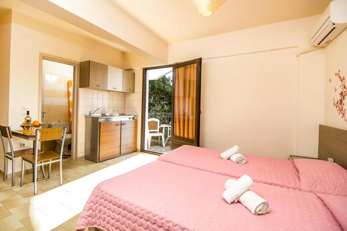 Photo of the whole room, Bed in Takis Hotel Apartments