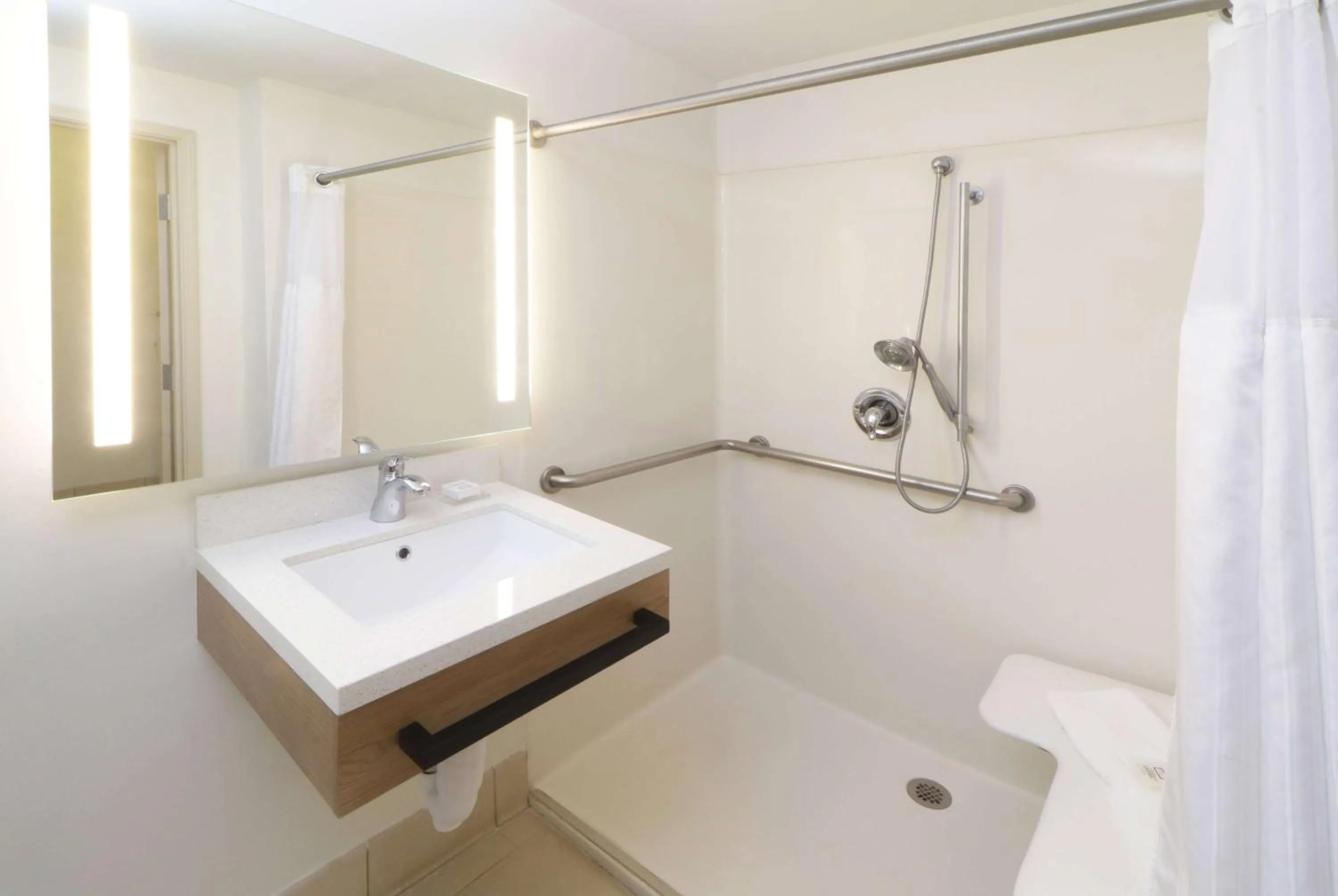 TV and multimedia in Wyndham Garden McAllen at La Plaza Mall