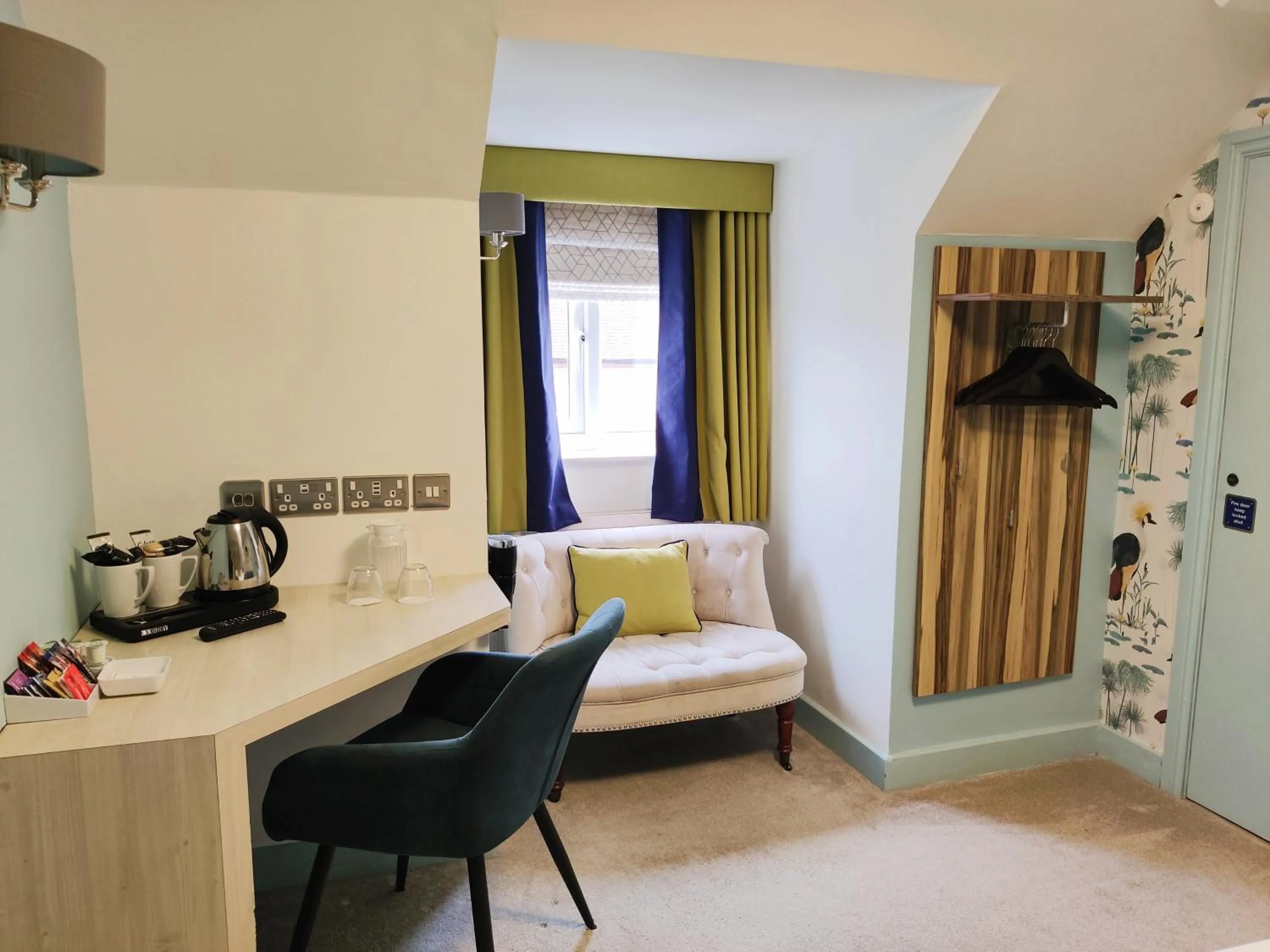 Seating area, Bed in Bingham Townhouse Hotel
