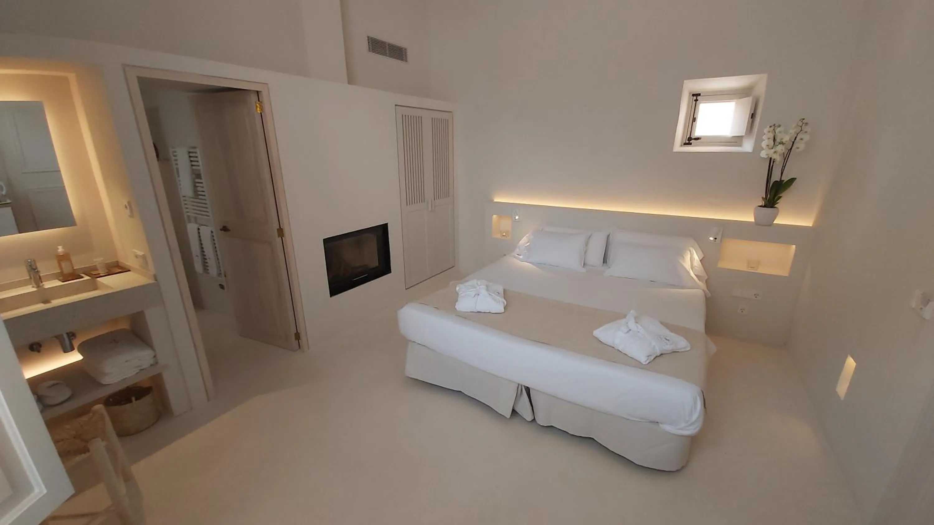 Photo of the whole room, Bed in Yartan Boutique Hotel - Adults Only