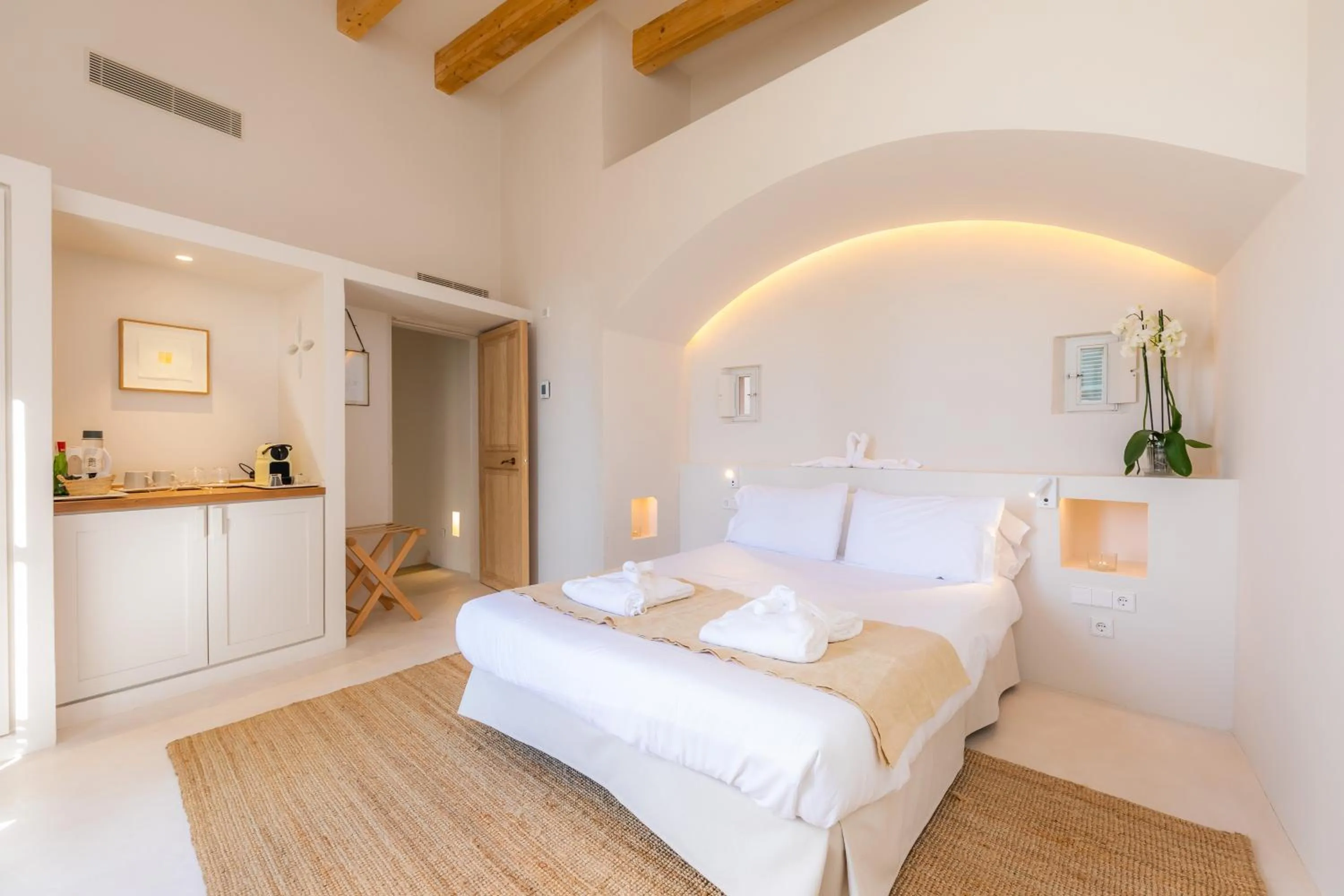 Coffee/tea facilities, Bed in Yartan Boutique Hotel - Adults Only