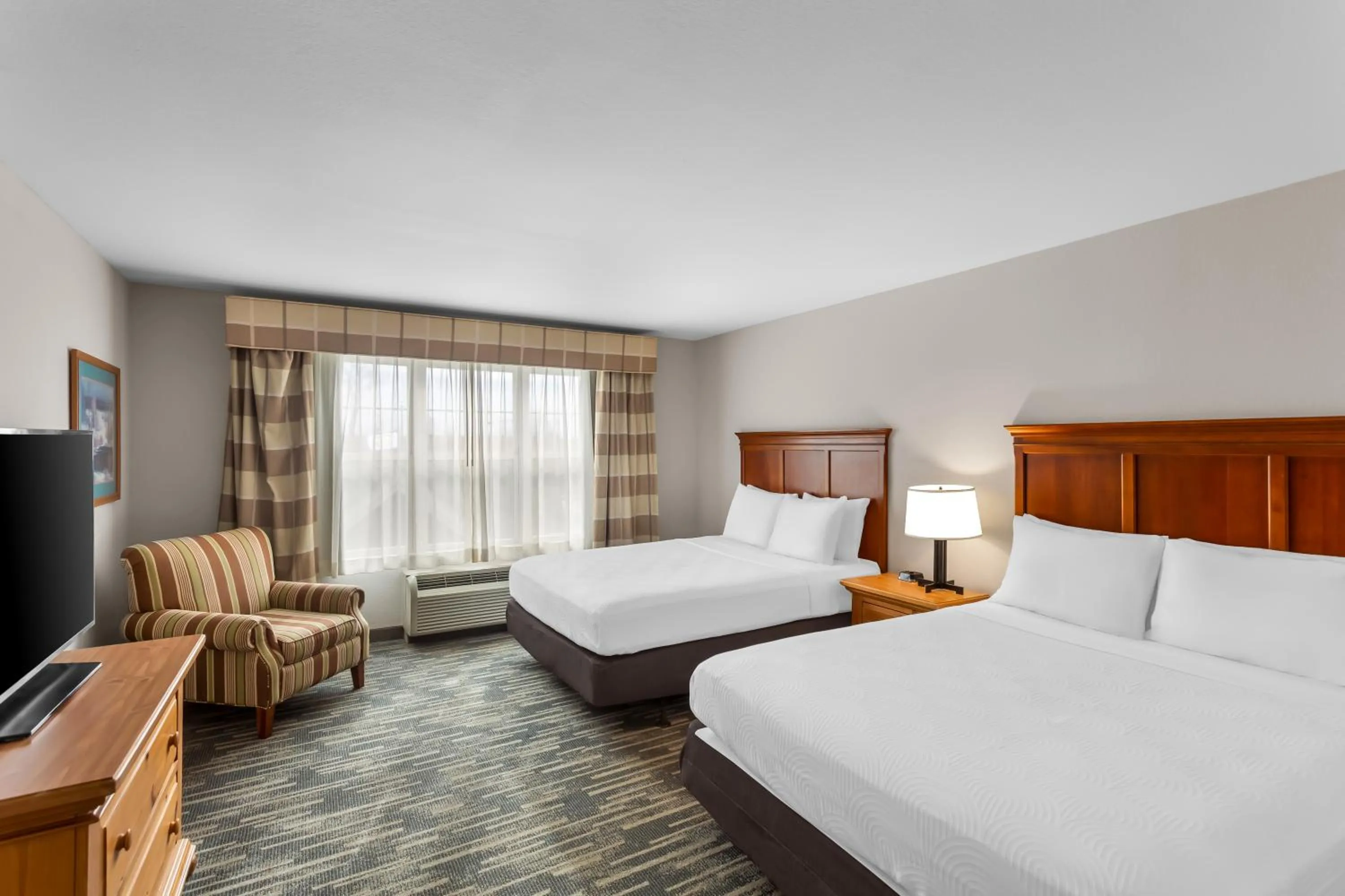 Guests, Bed in Country Inn & Suites by Radisson, Beckley, WV