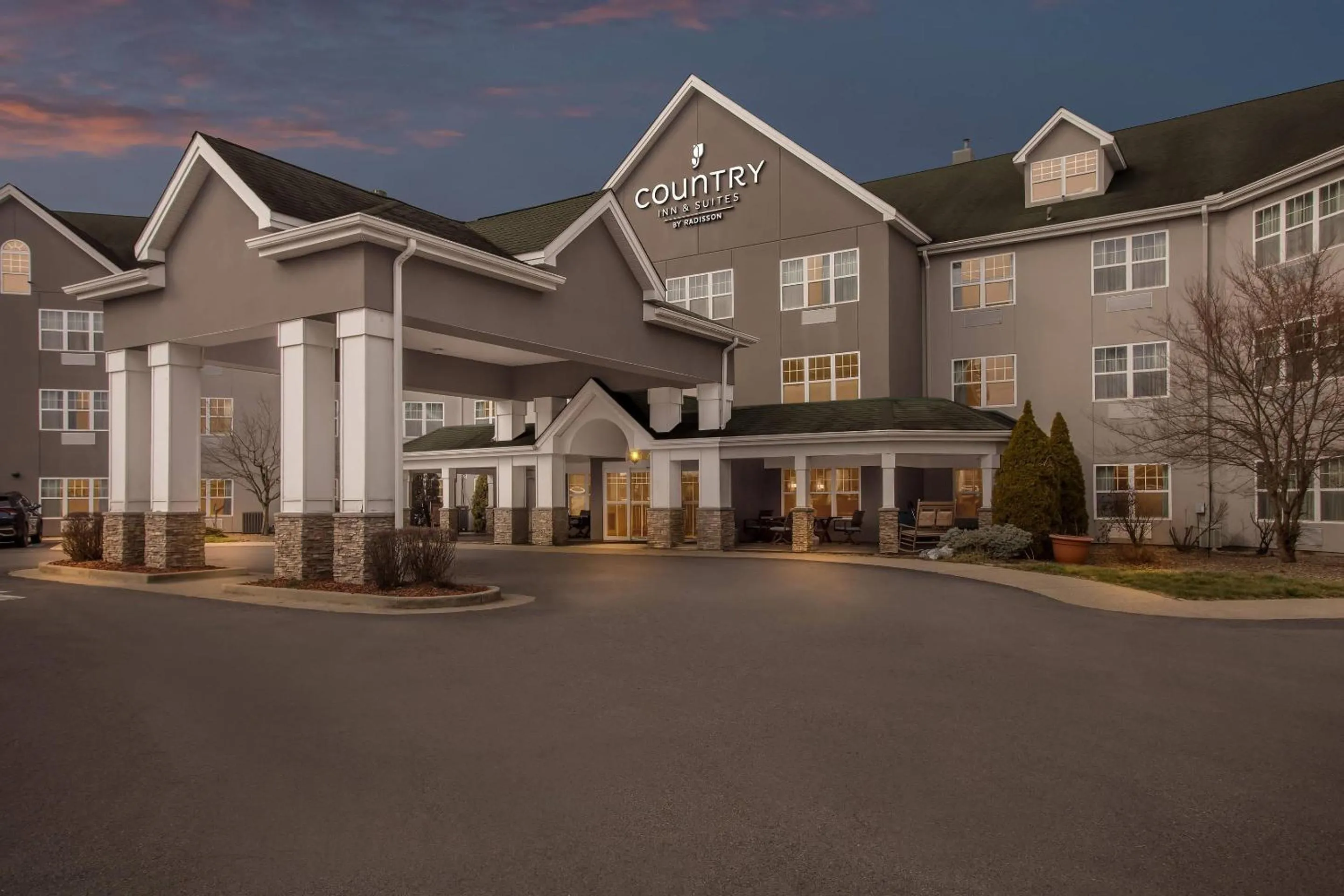 Property building in Country Inn & Suites by Radisson, Beckley, WV