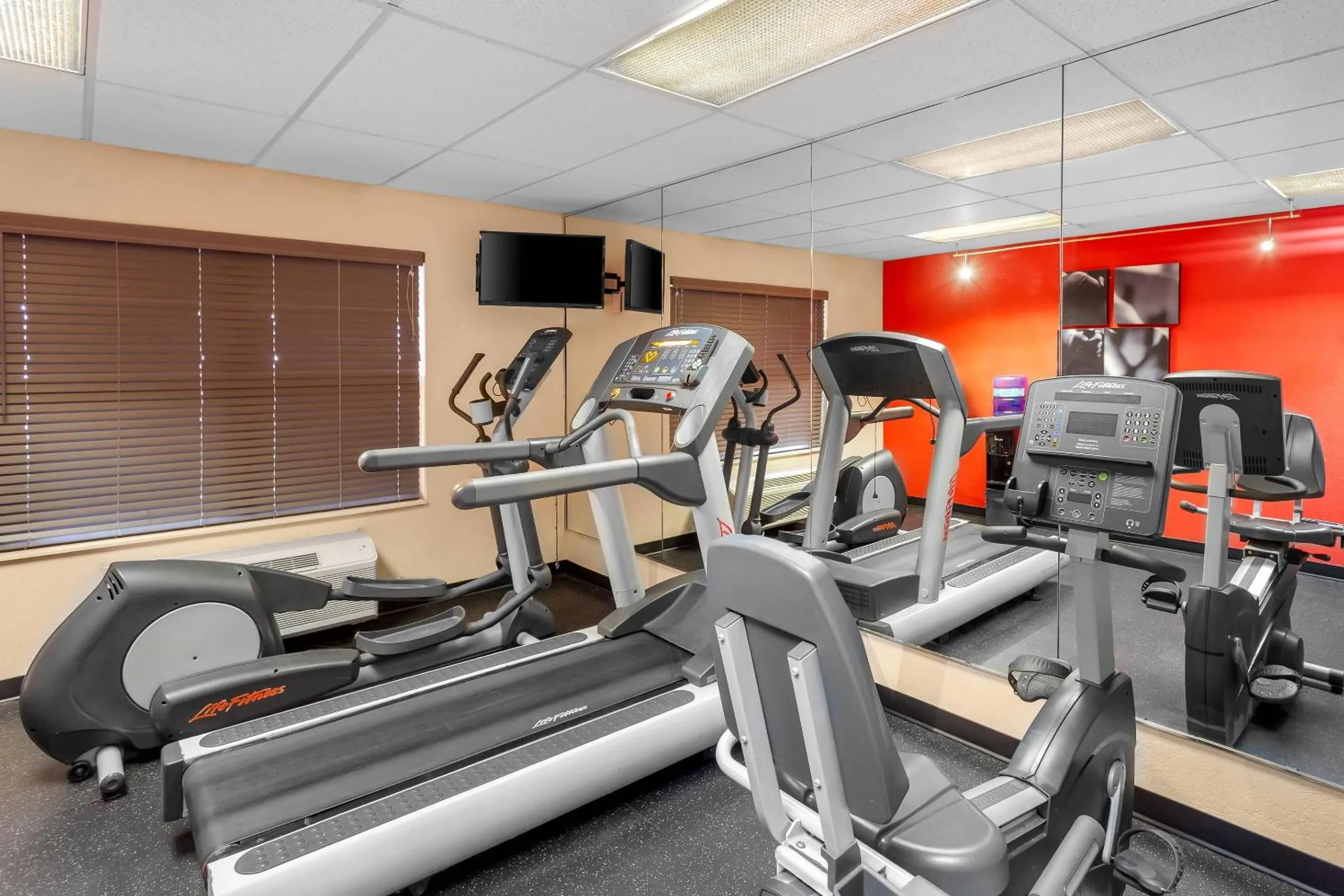 Fitness centre/facilities in Country Inn & Suites by Radisson, Beckley, WV