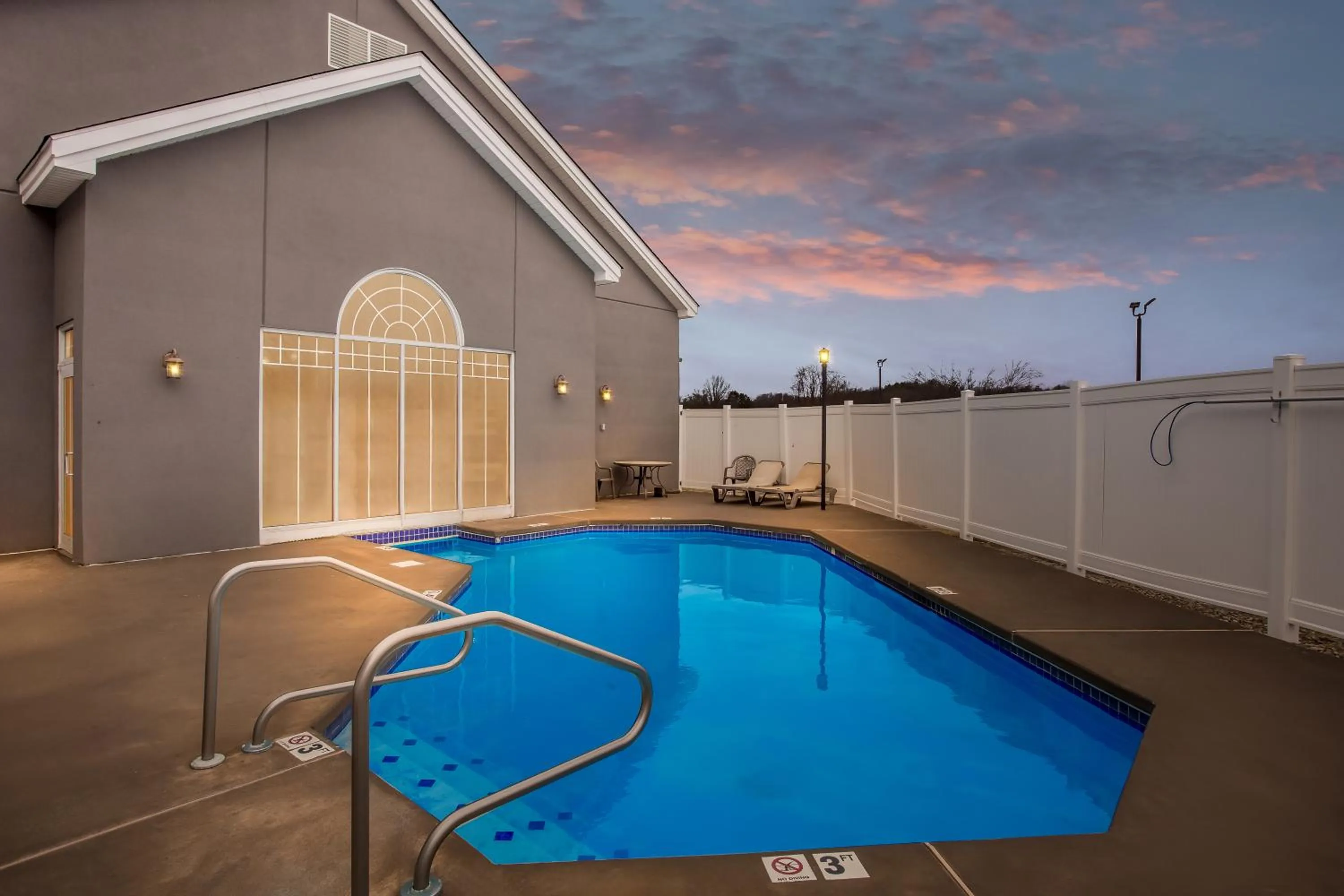 Swimming pool in Country Inn & Suites by Radisson, Beckley, WV
