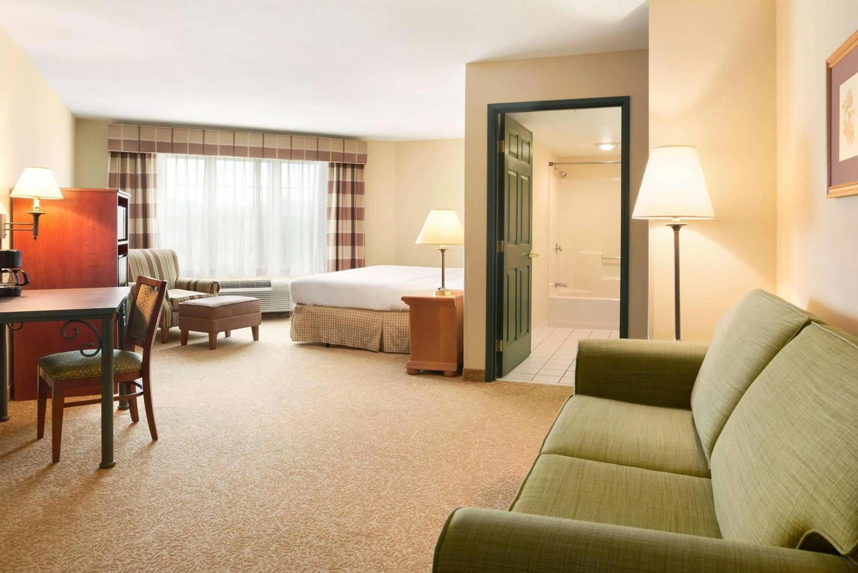 Bedroom, Bed in Country Inn & Suites by Radisson, Beckley, WV