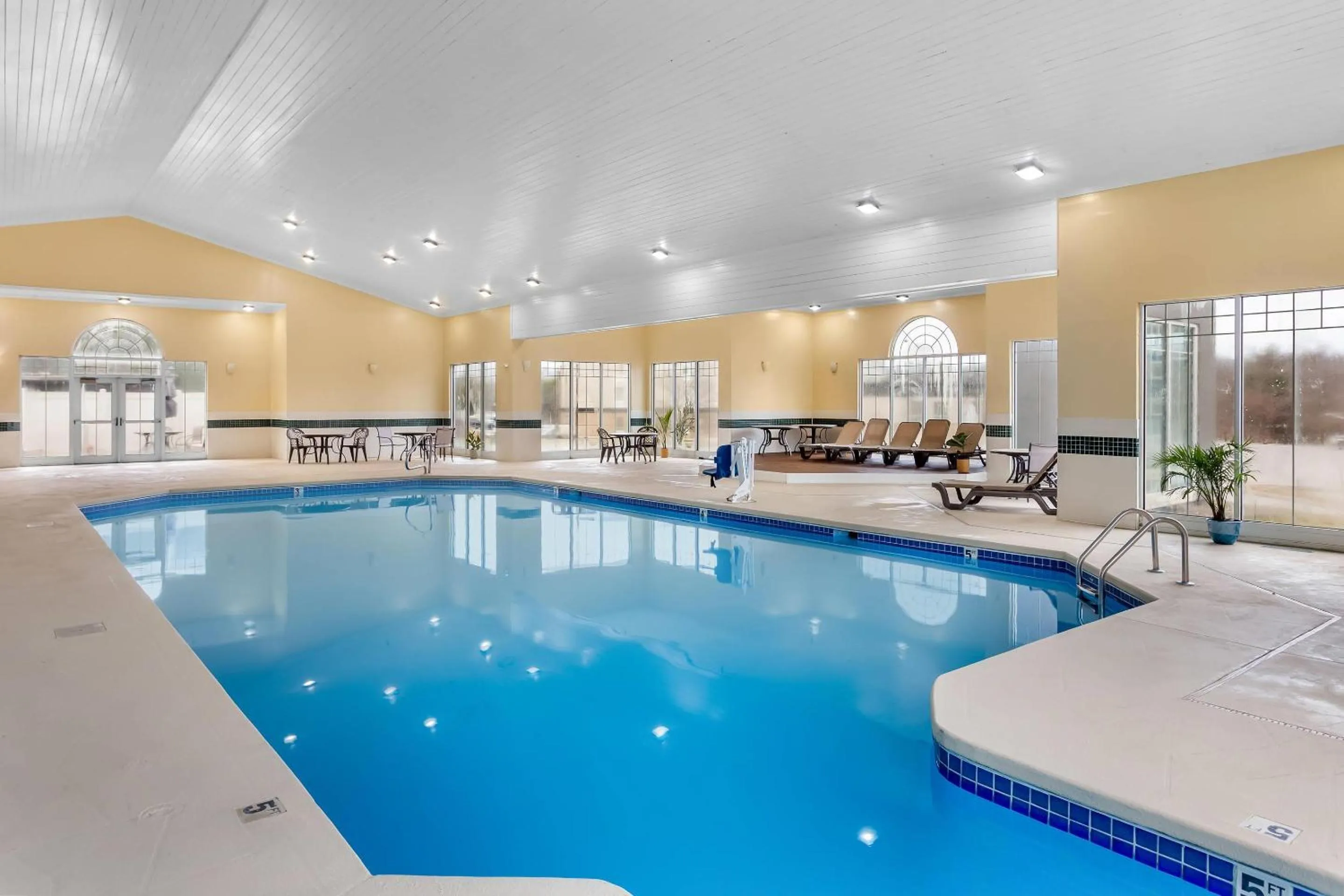 Swimming pool in Country Inn & Suites by Radisson, Beckley, WV