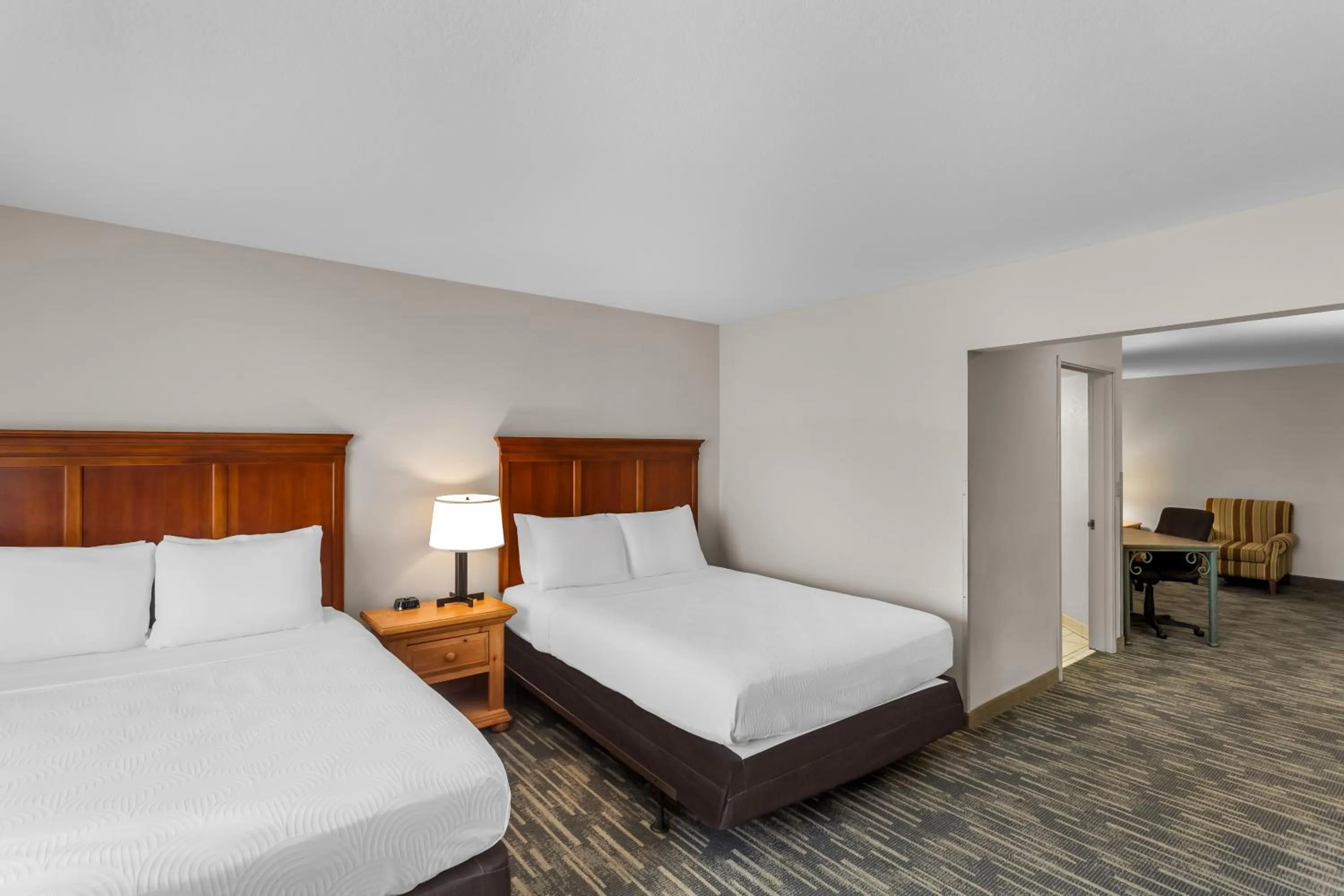 Guests, Bed in Country Inn & Suites by Radisson, Beckley, WV