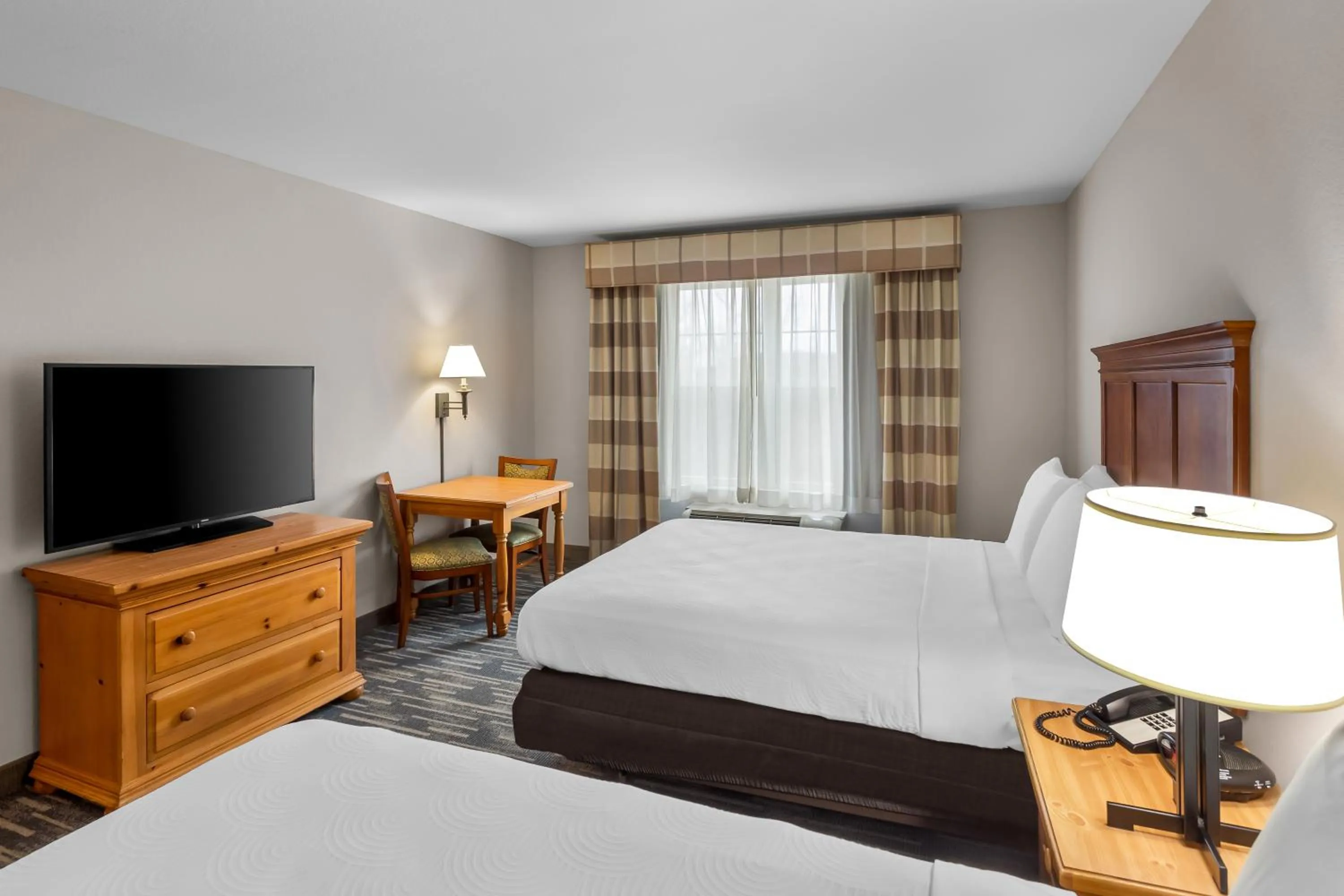 Guests, Bed in Country Inn & Suites by Radisson, Beckley, WV