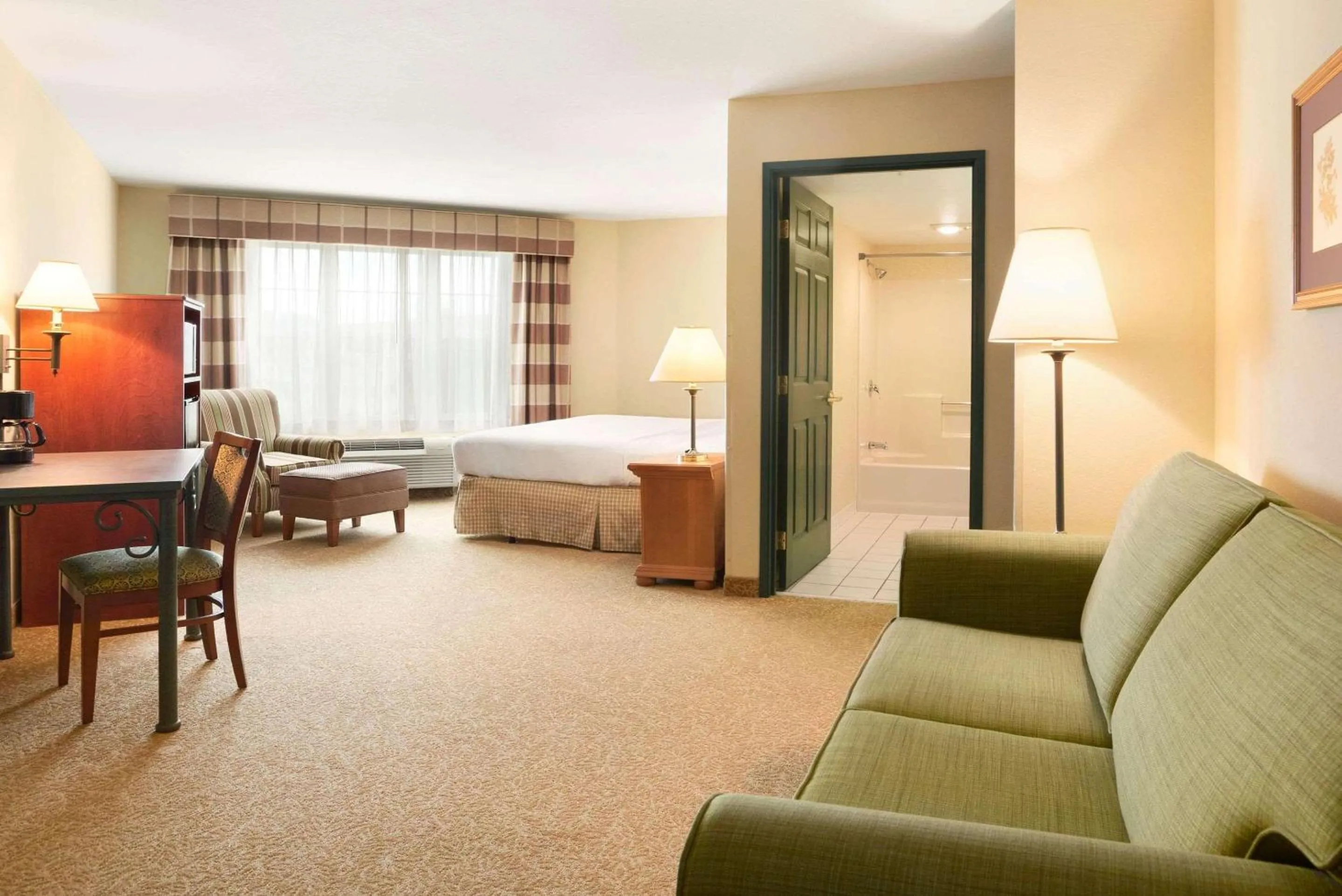 Bedroom, Bed in Country Inn & Suites by Radisson, Beckley, WV