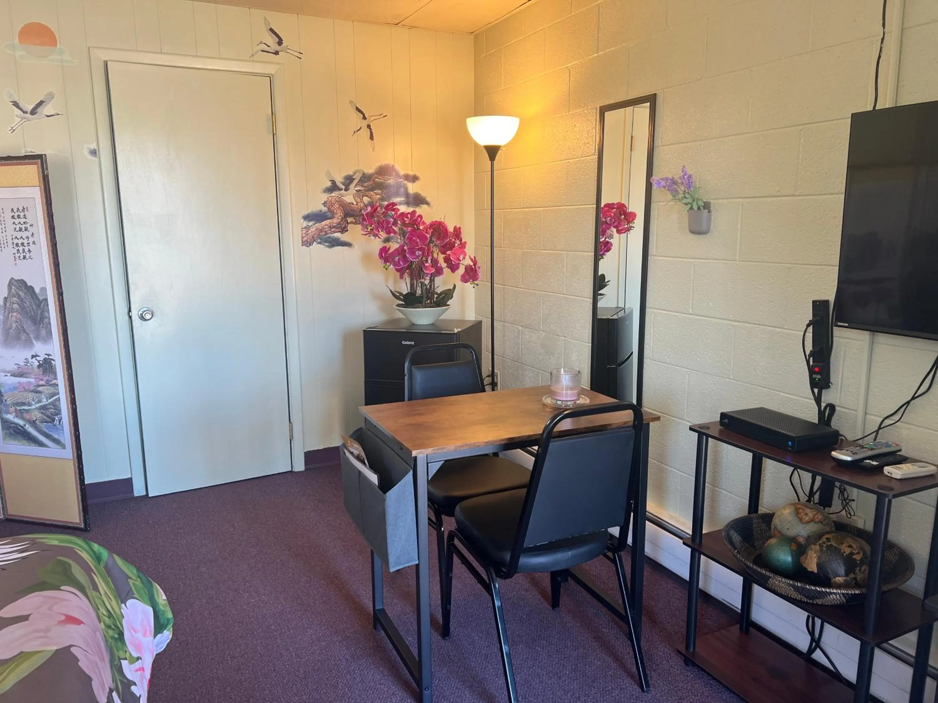 Dining area in Mid-town Motel