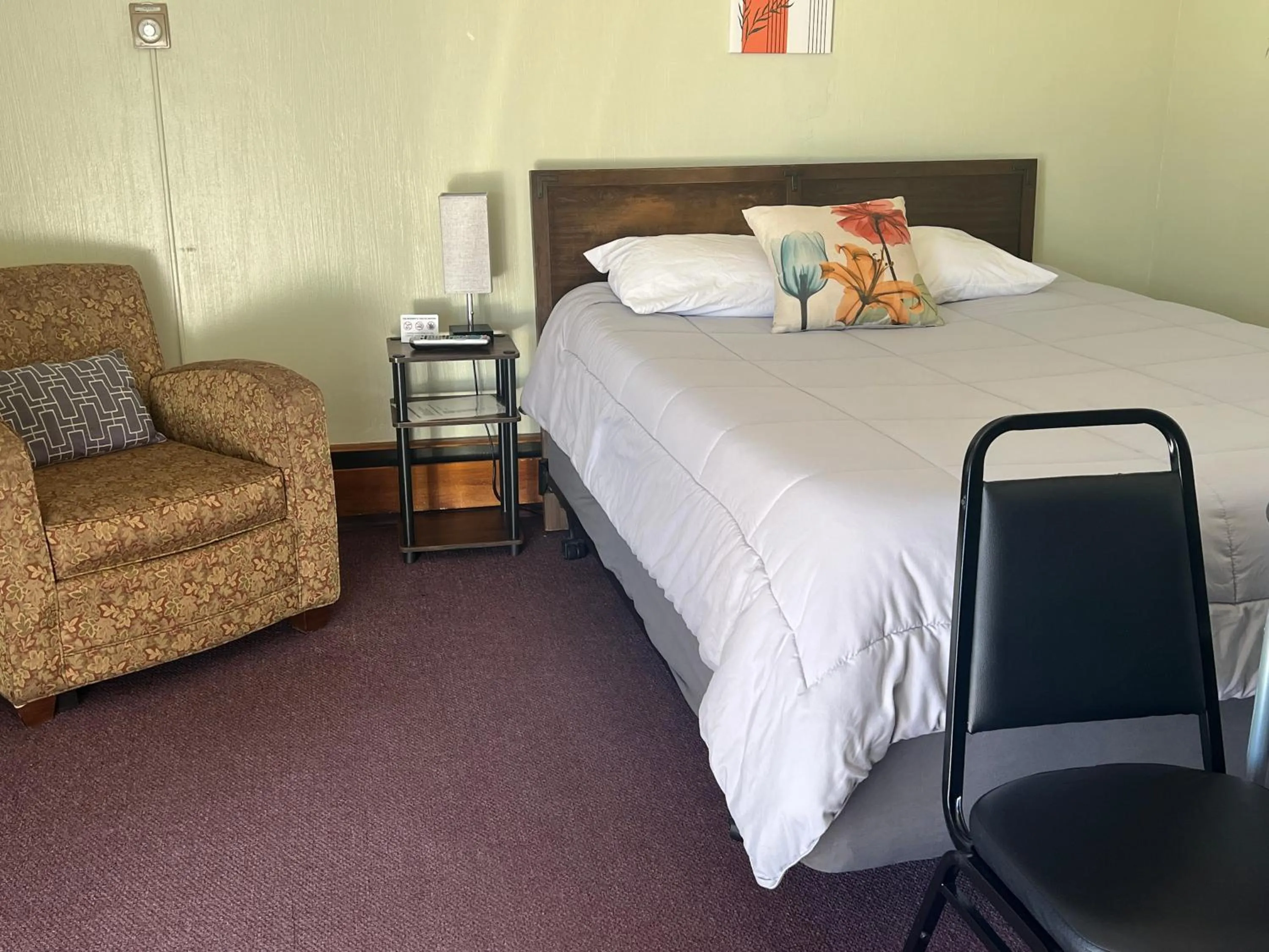 Bedroom, Bed in Mid-town Motel
