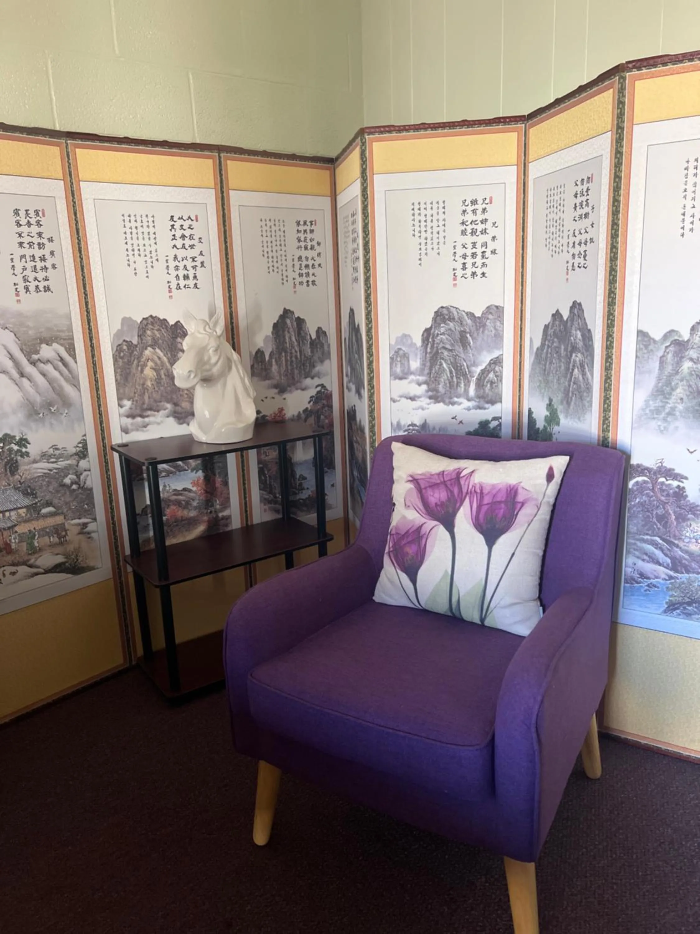 Seating area in Mid-town Motel