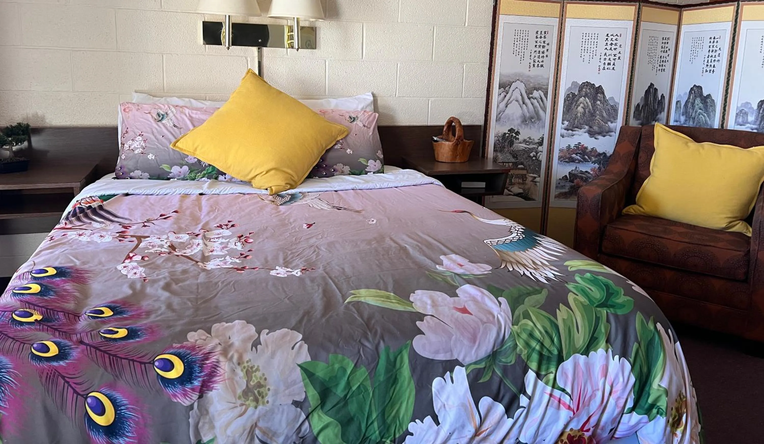 Bed in Mid-town Motel