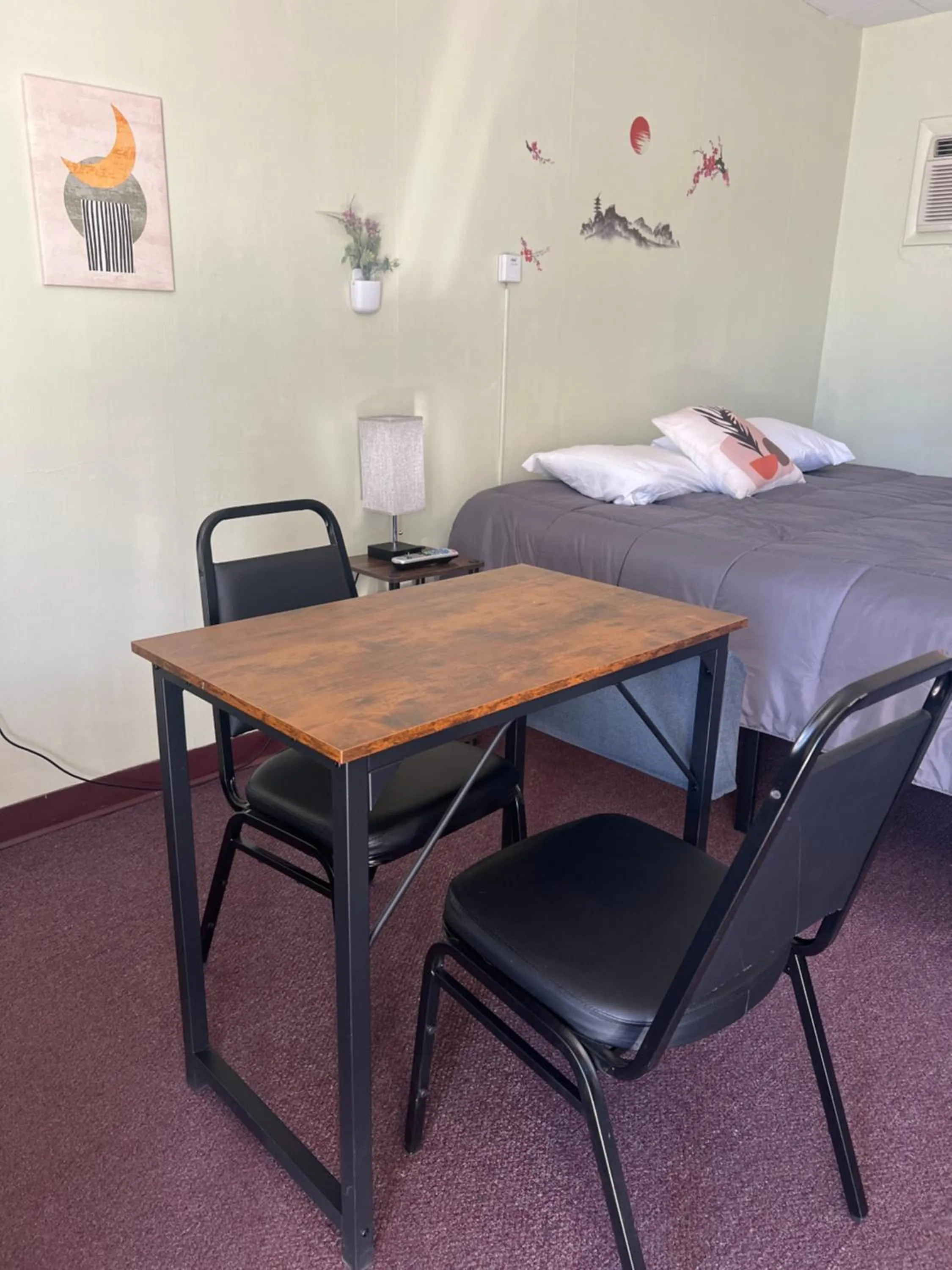 Dining area, Bed in Mid-town Motel