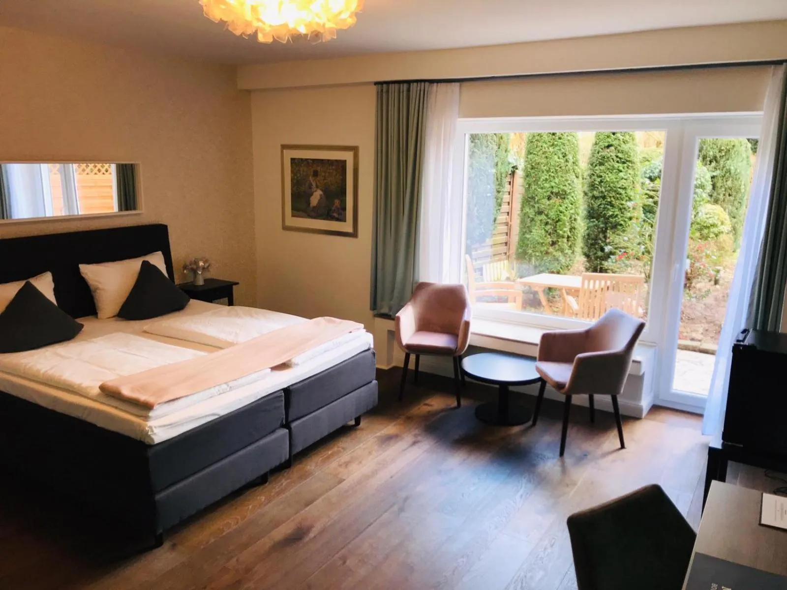 Photo of the whole room, Bed in Monopol Boutique Hotel