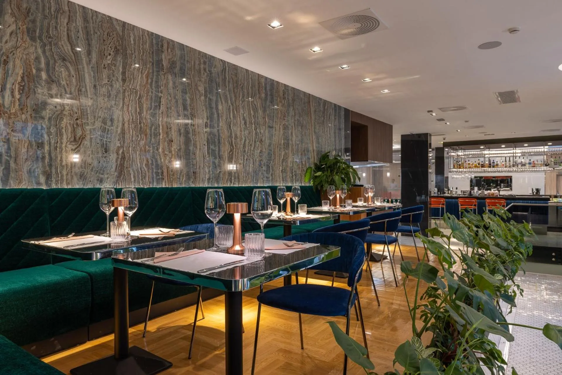 Restaurant/places to eat in Silver Crown Hotel & Residence, Palace Quarter