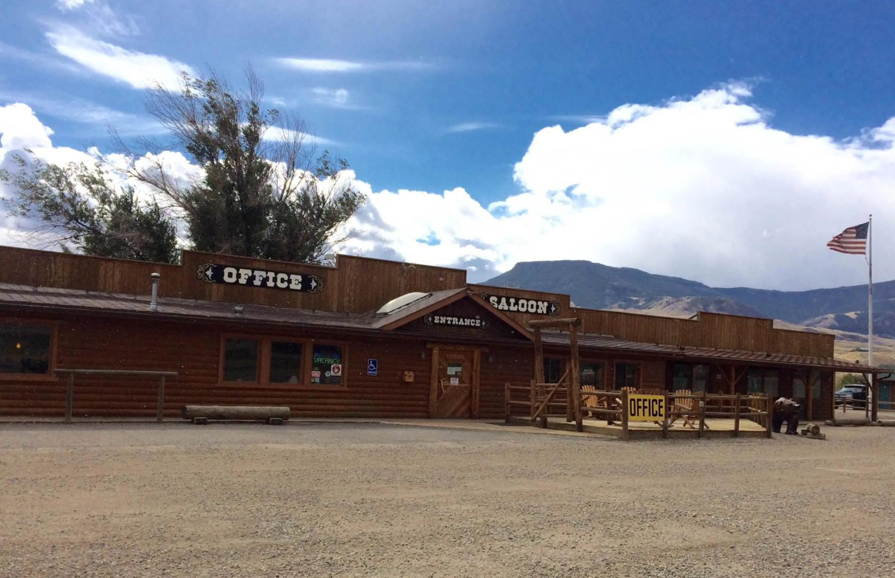 Facade/entrance in Yellowstone Valley Inn