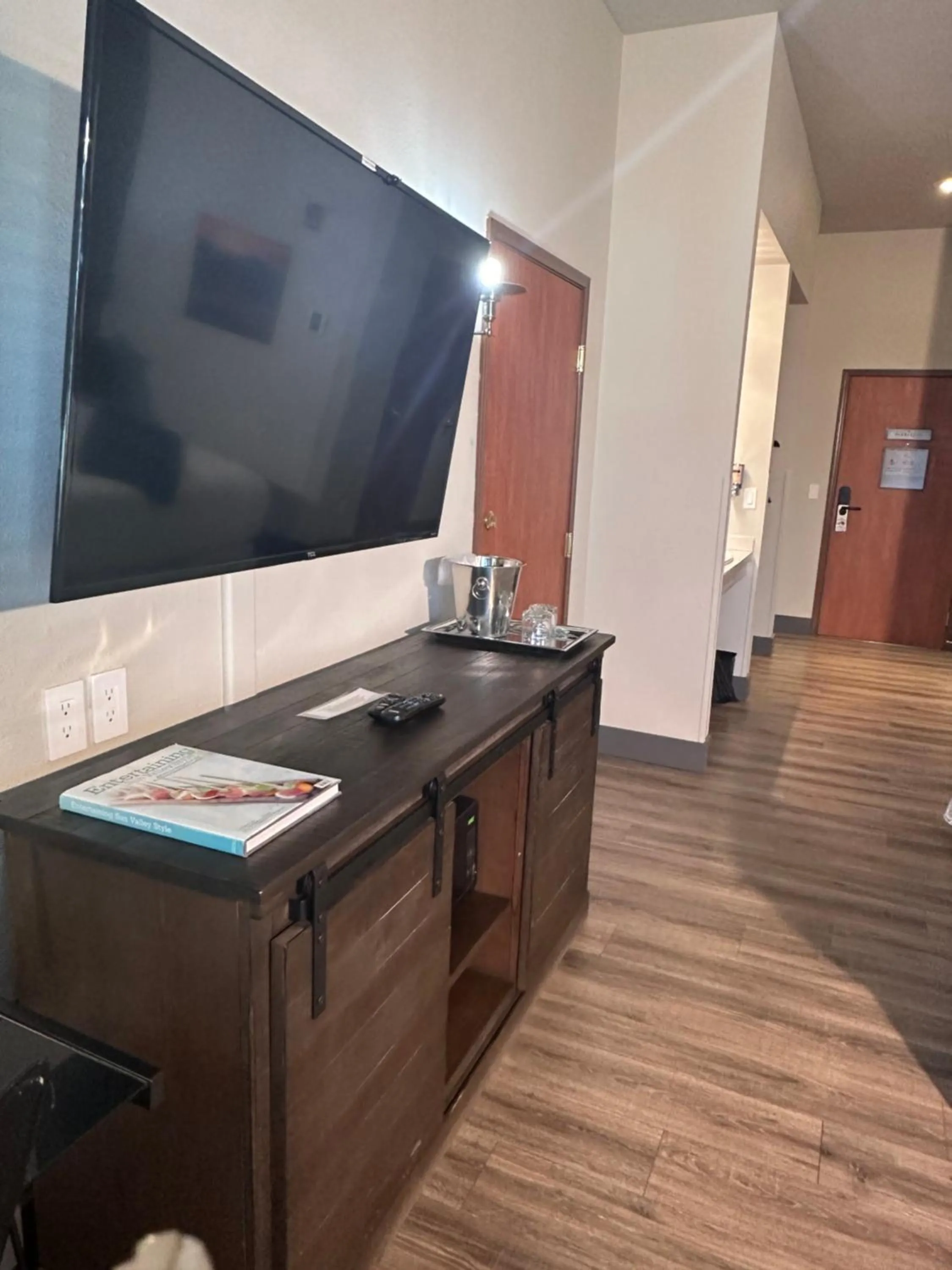 TV and multimedia in Wood River Inn & Suite
