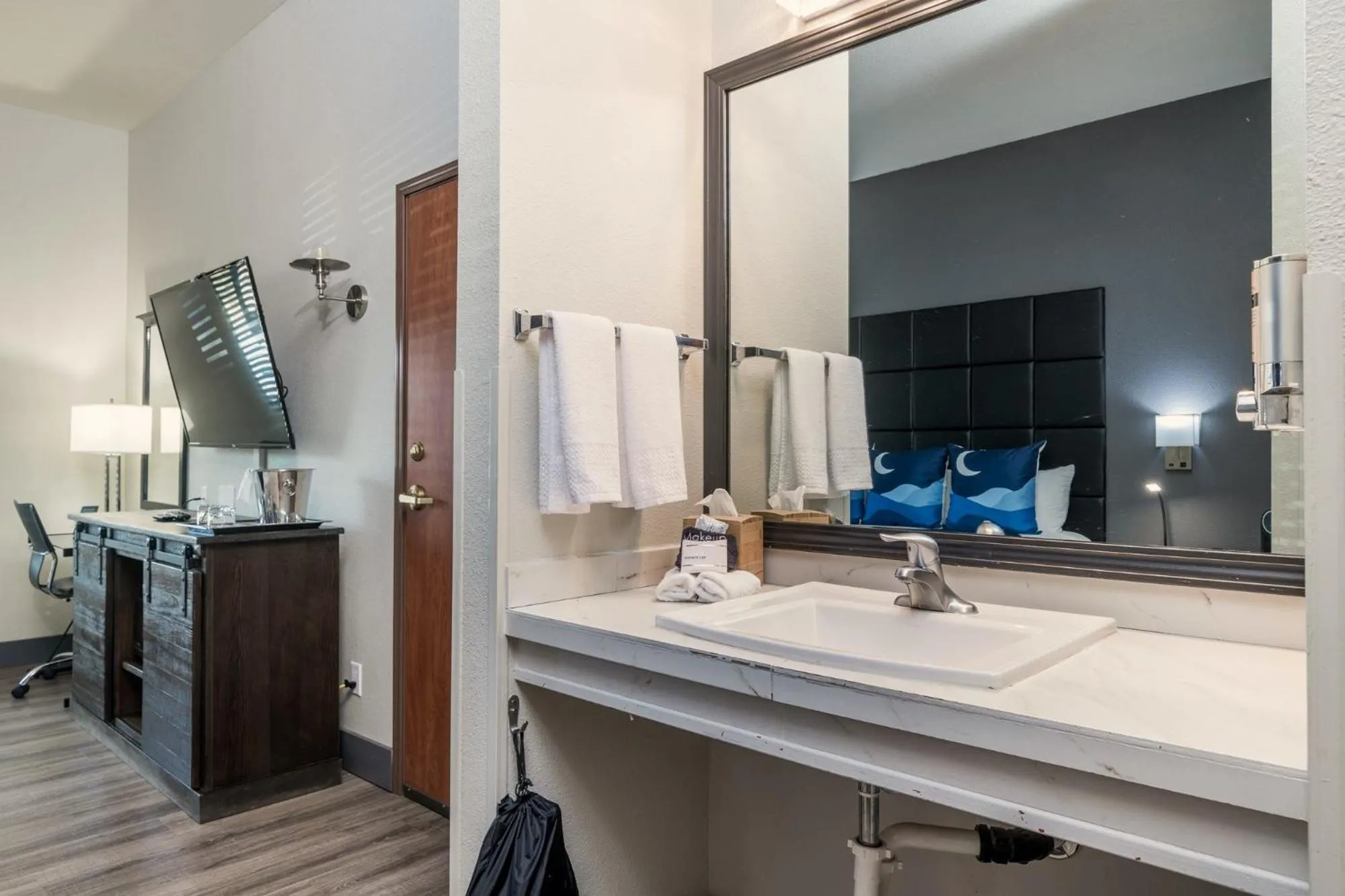 Photo of the whole room in Wood River Inn & Suite