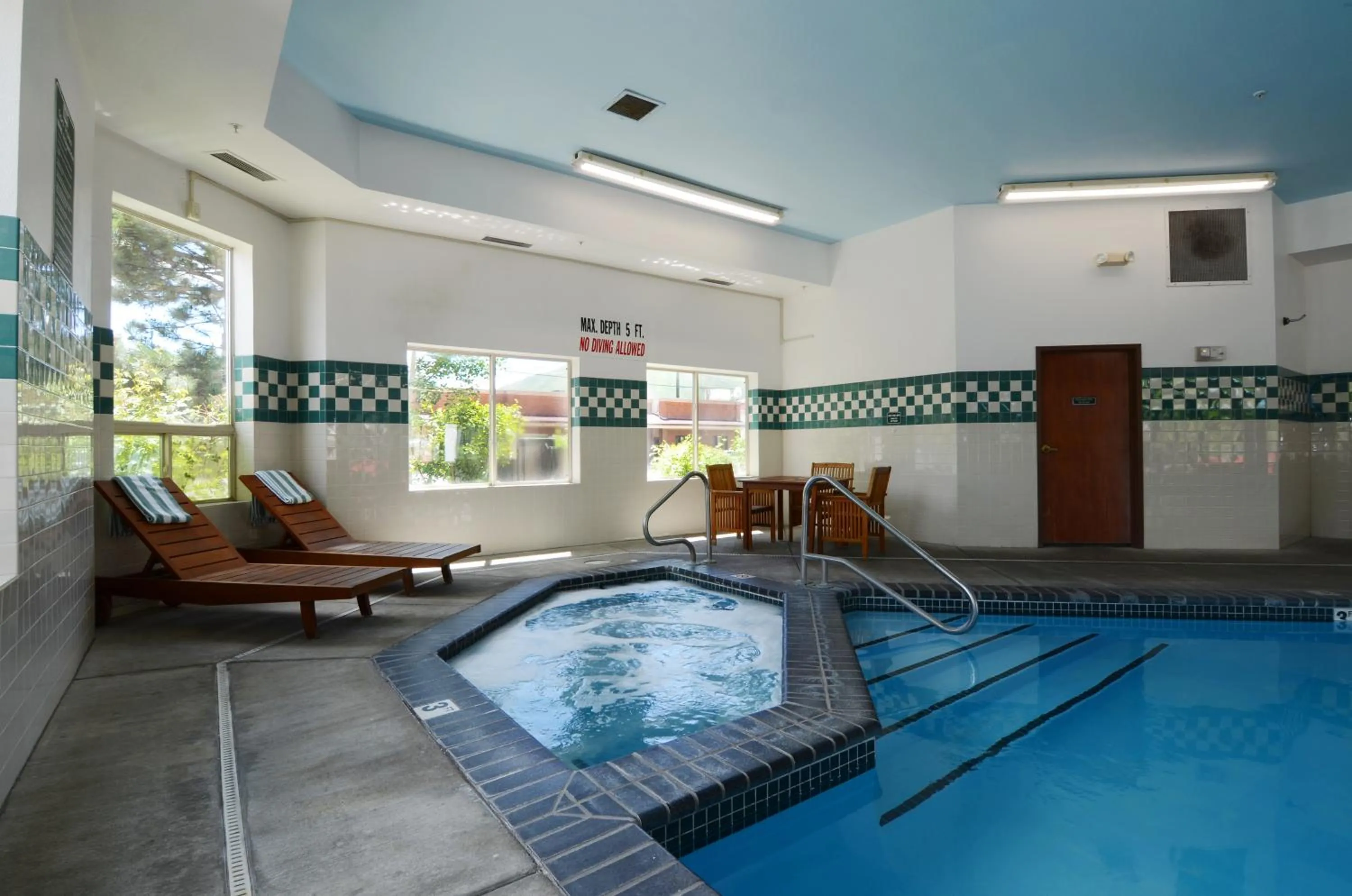 Swimming pool in Wood River Inn & Suite