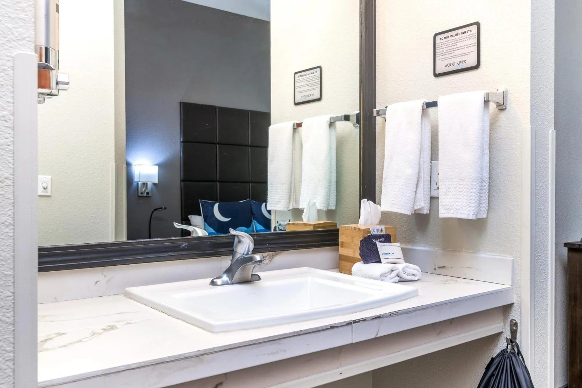 Bathroom in Wood River Inn & Suite