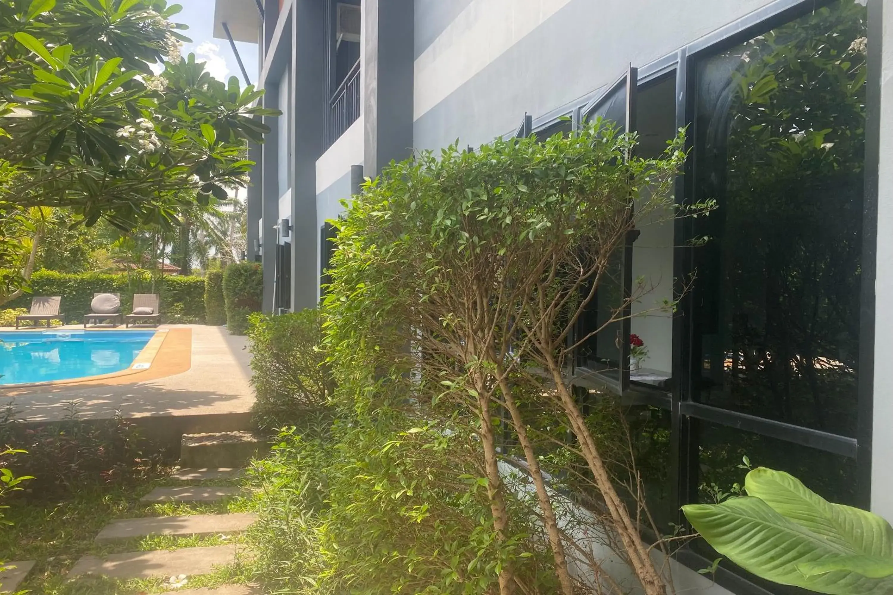 Swimming pool in Friendly Hotel Krabi Swimming pool in Friendly Hotel Krabi