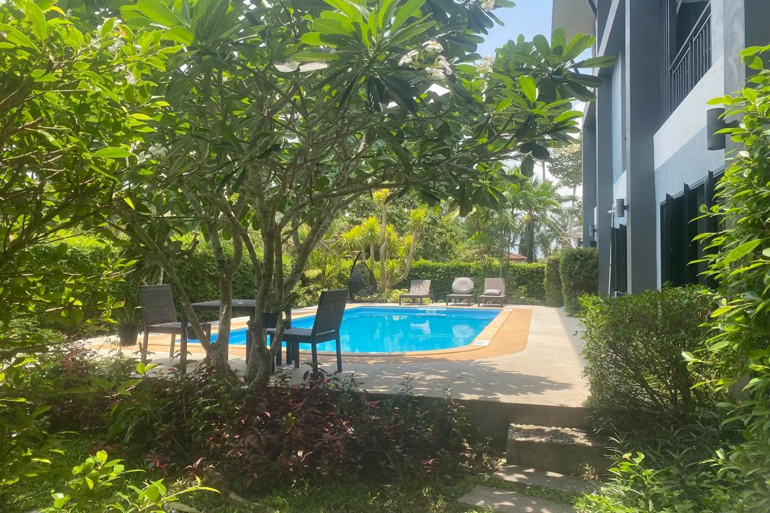 Swimming pool in Friendly Hotel Krabi Swimming pool in Friendly Hotel Krabi