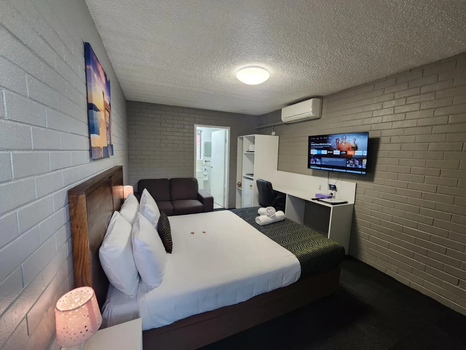 Bed in Crest Motor Inn