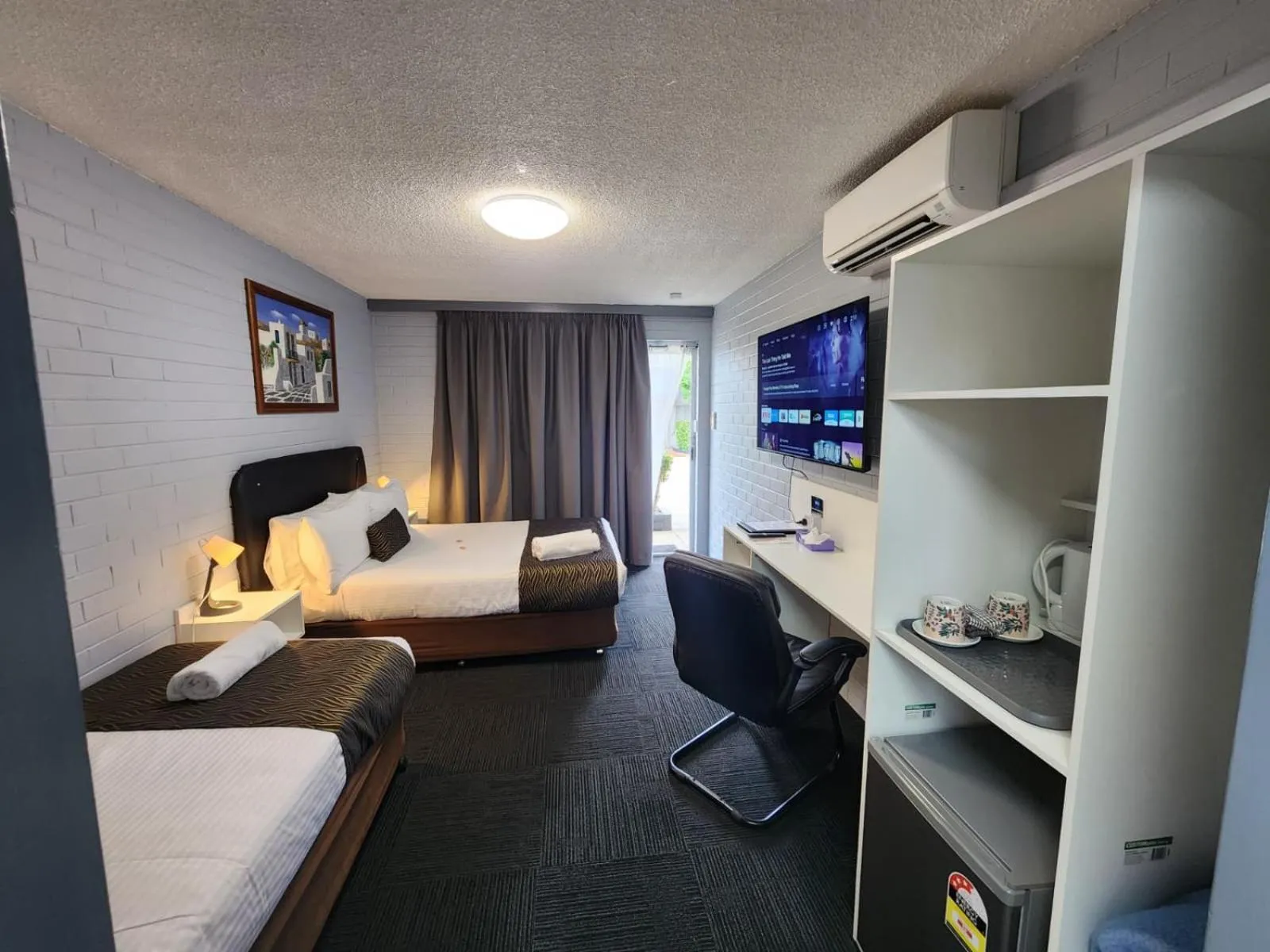 Bed in Crest Motor Inn