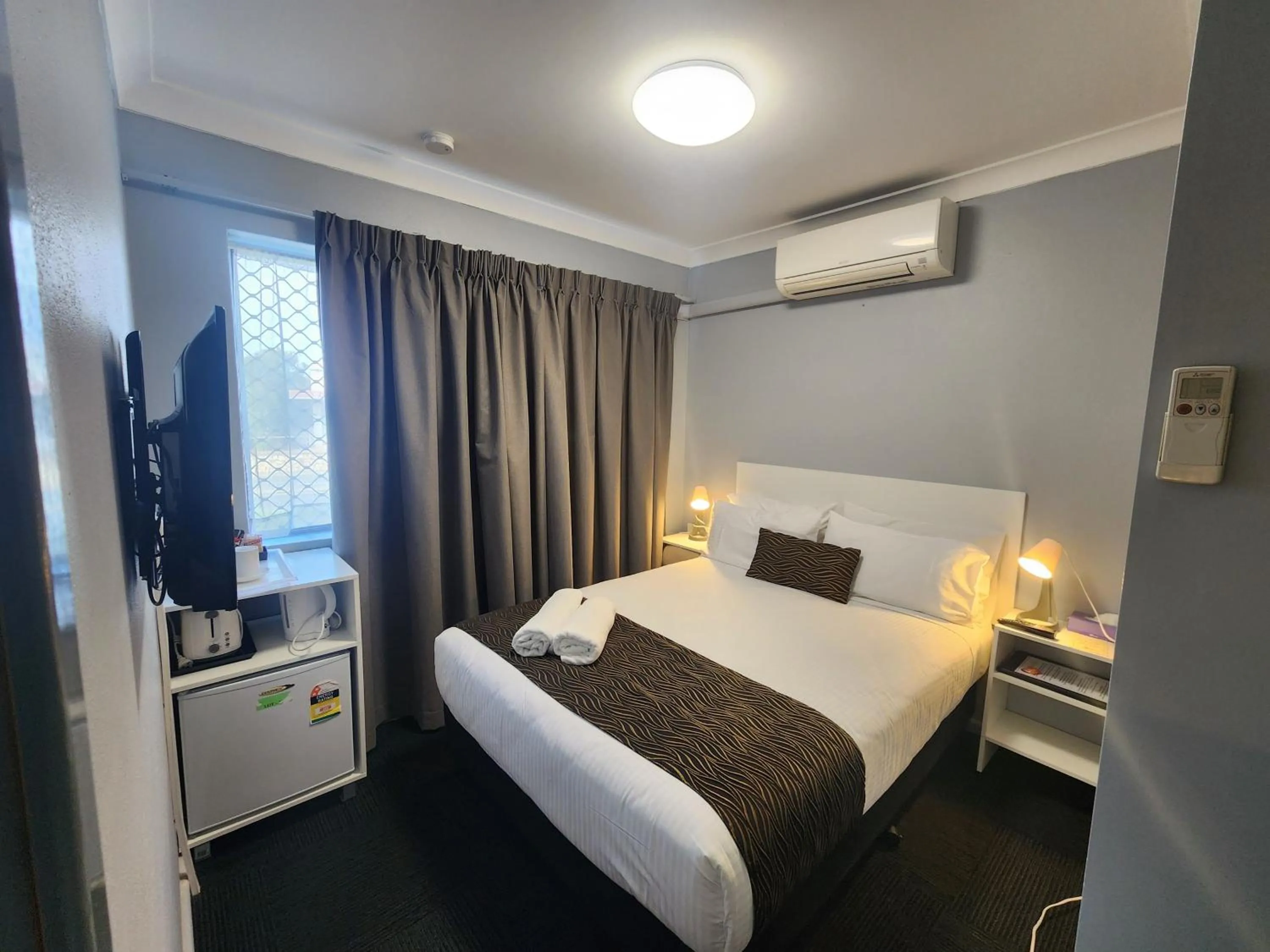 Bed in Crest Motor Inn