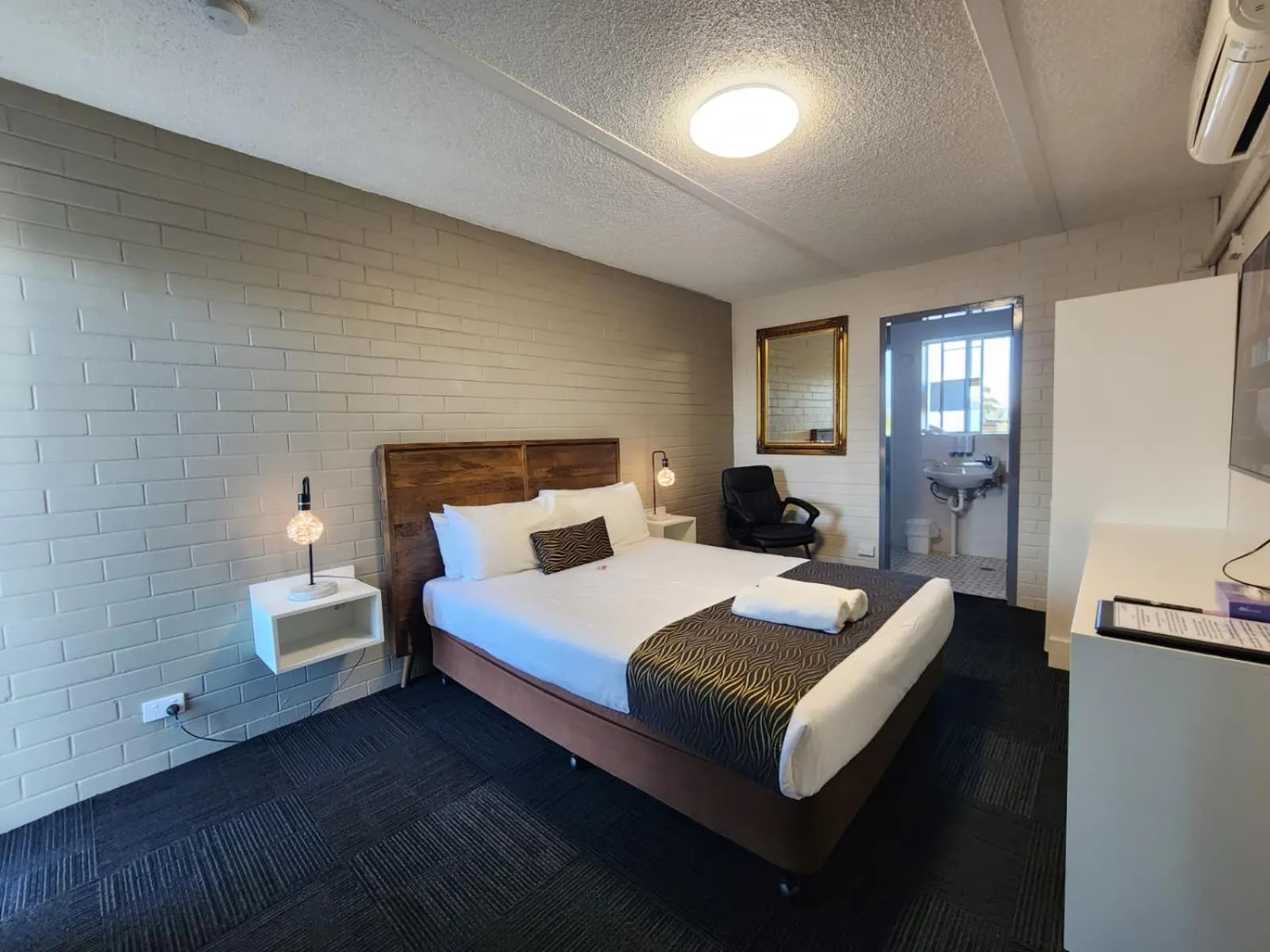 Bed in Crest Motor Inn